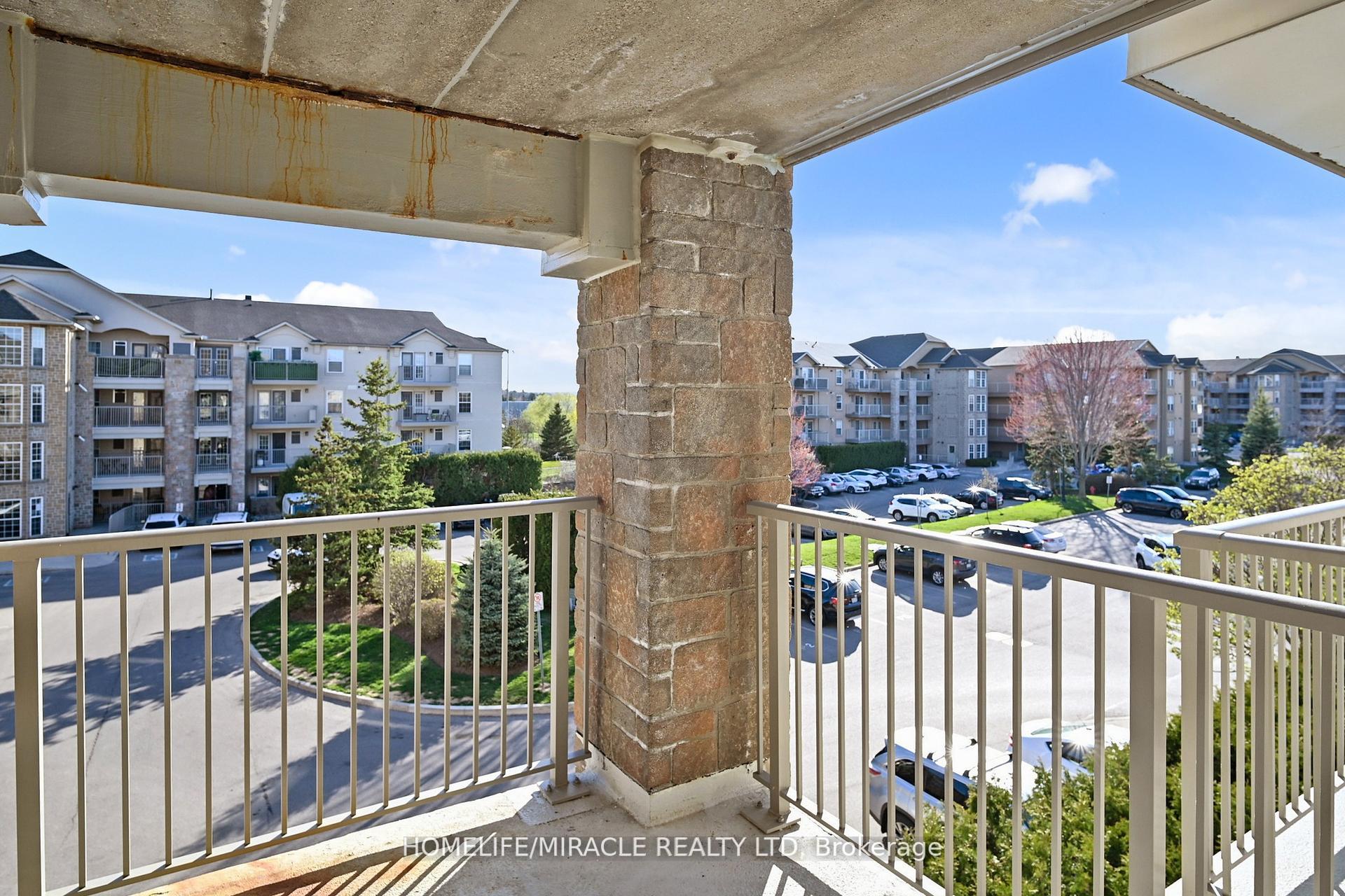 2 Bedrooms Condo at 1440 Bishops, Oakville For sale