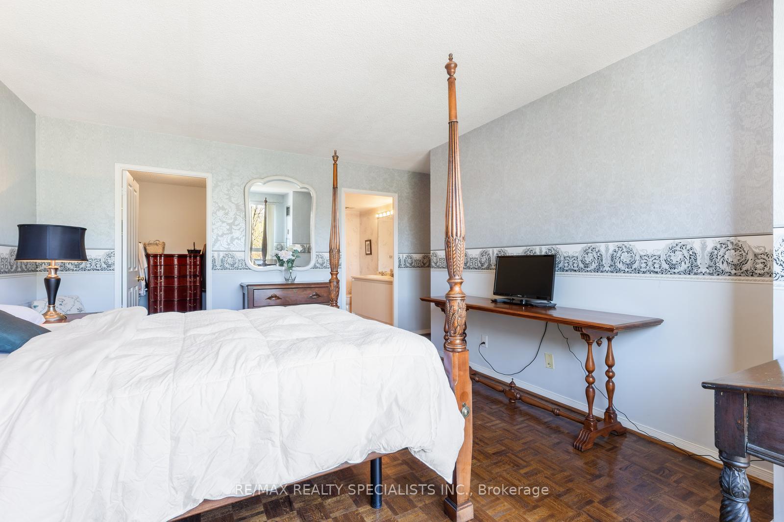 2 Bedrooms Condo at 1800 The Collegeway, Mississauga For sale