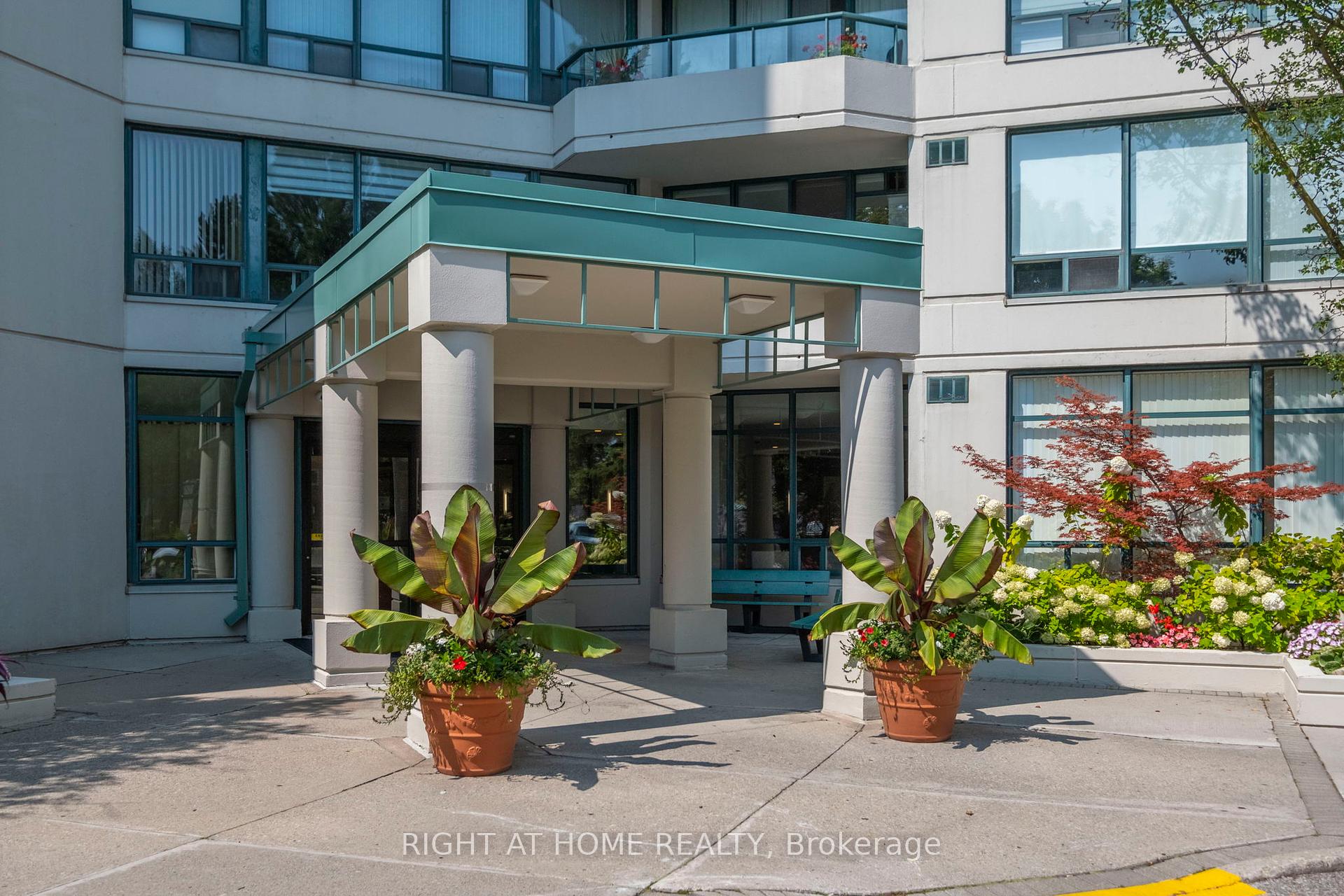 3 Bedrooms Condo at 120 Promenade,  Vaughan For sale