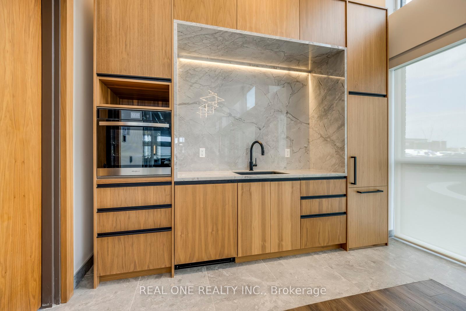 3 Bedrooms Condo at 509 Dundas, Oakville For sale