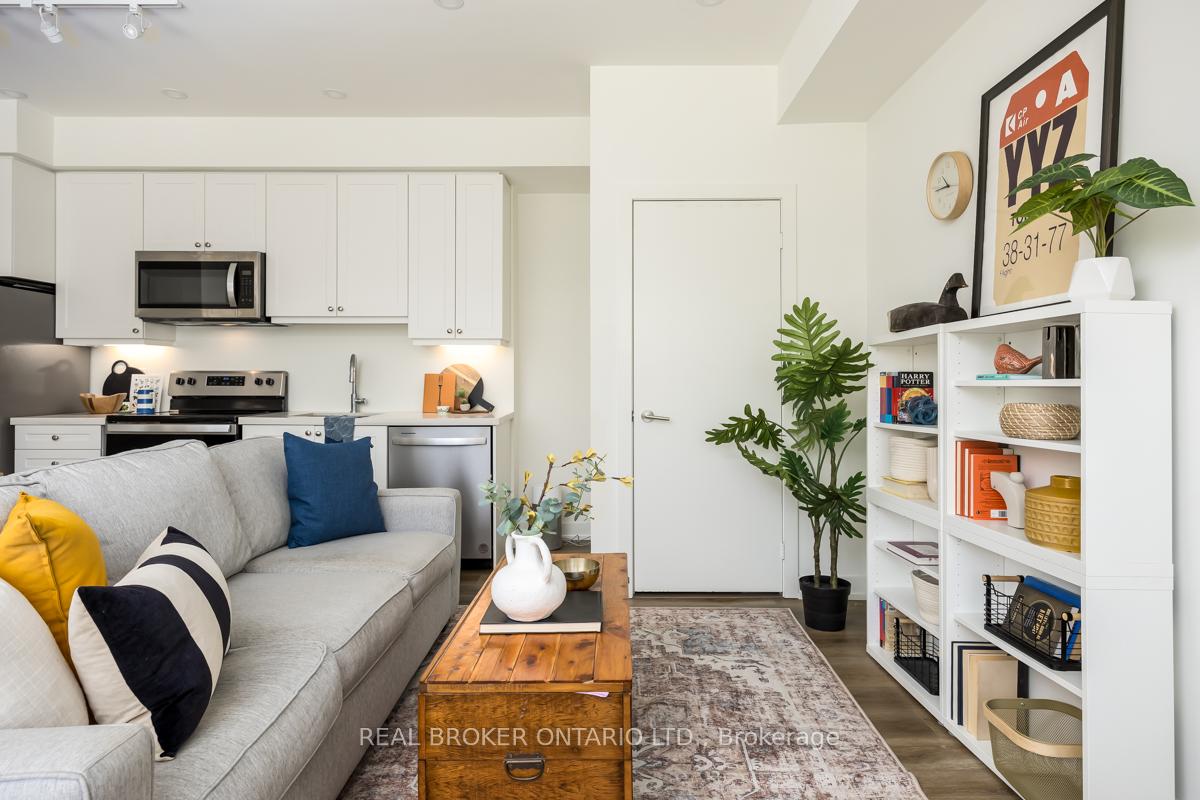 3 Bedrooms Condo at 10 Wilby, Toronto For sale