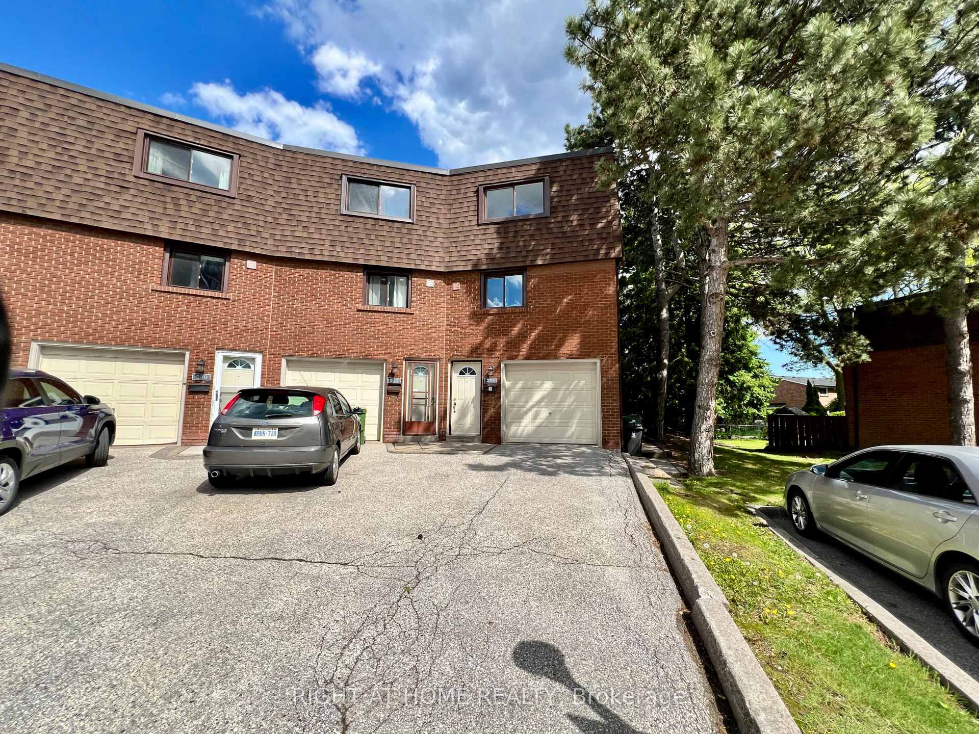 4 Bedrooms Condo at 286 Sprucewood, Toronto For sale