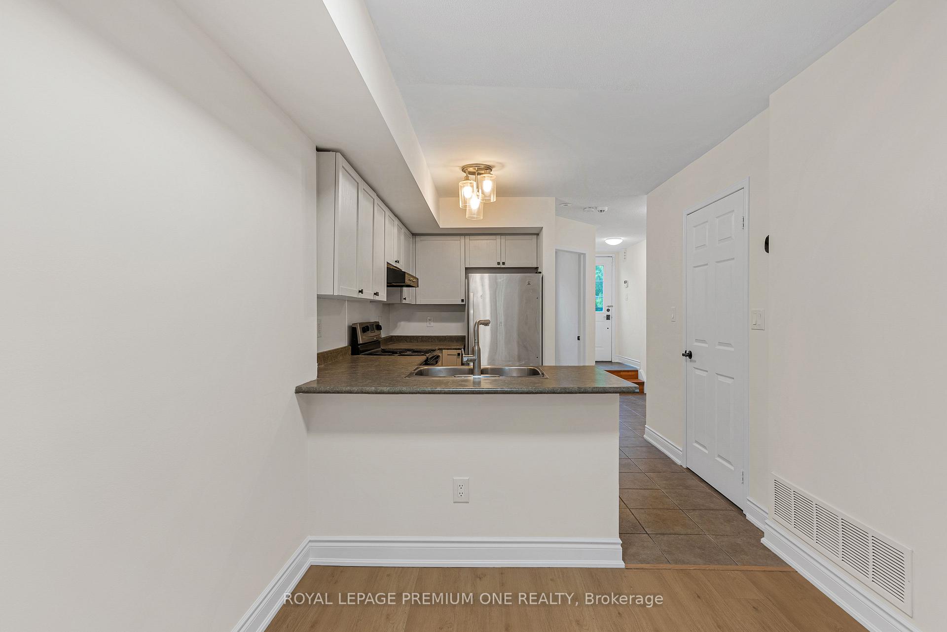 3 Bedrooms Condo at 65 Turntable, Toronto For sale