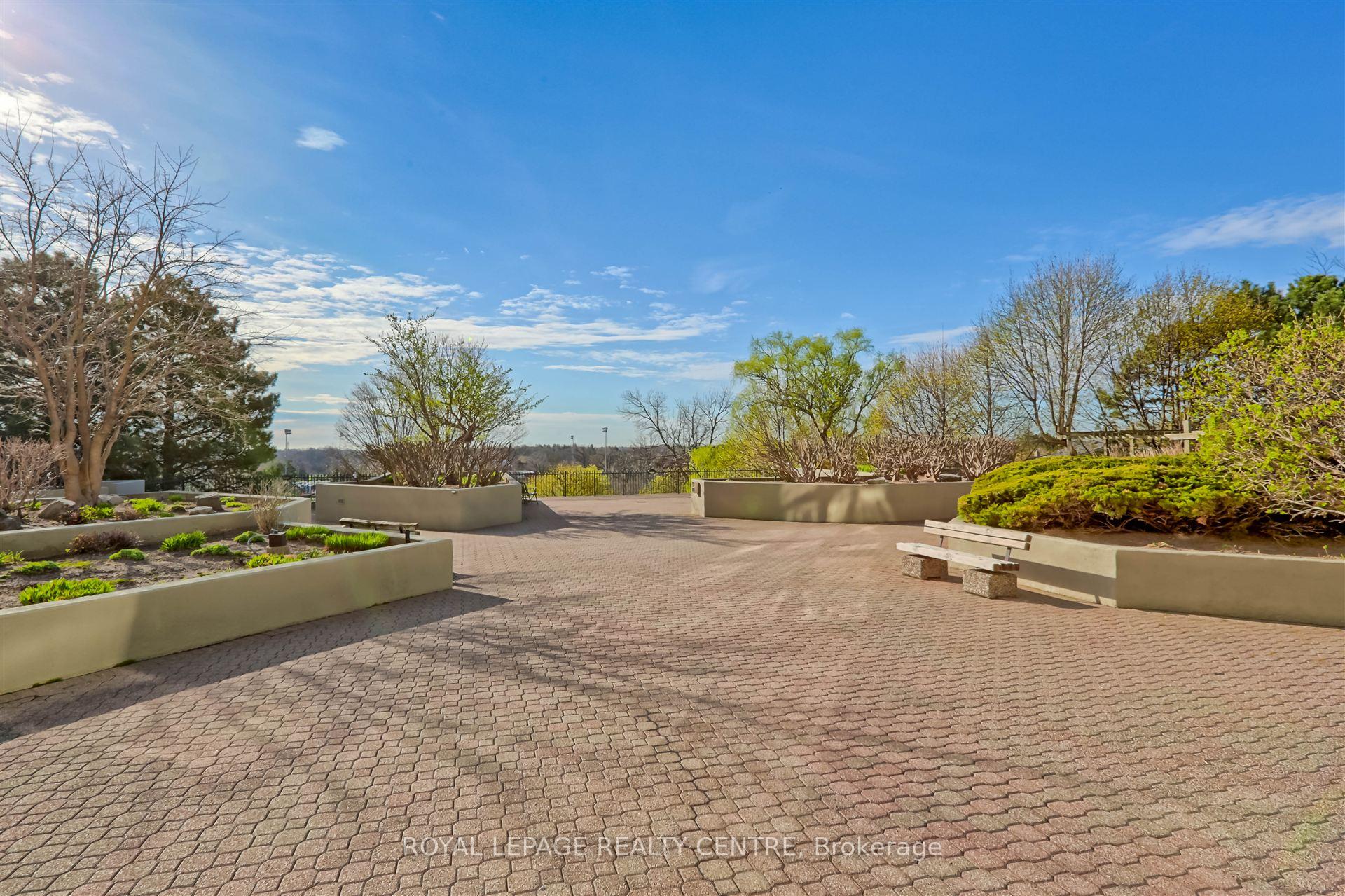 2 Bedrooms Condo at 880 Dundas,  Mississauga For sale