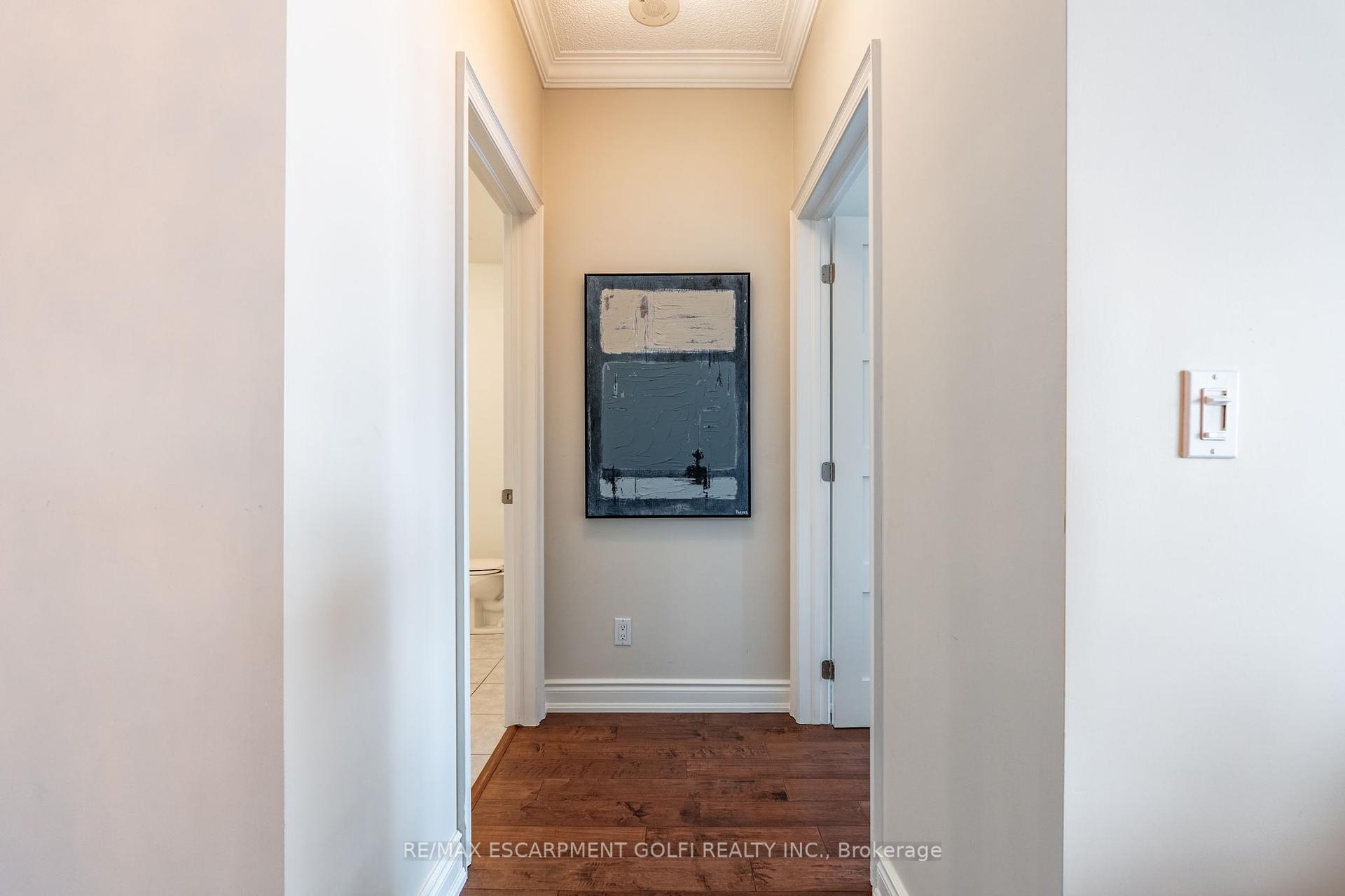 2 Bedrooms Condo at 1477 Lakeshore, Burlington For sale