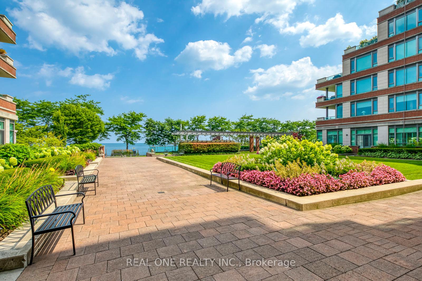 2 Bedrooms Condo at 65 Port,  Mississauga For sale