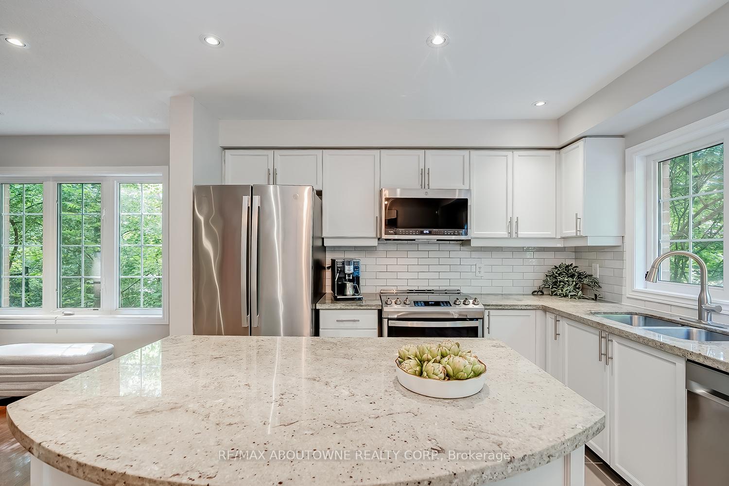 3 Bedrooms Condo at 233 Duskywing, Oakville For sale