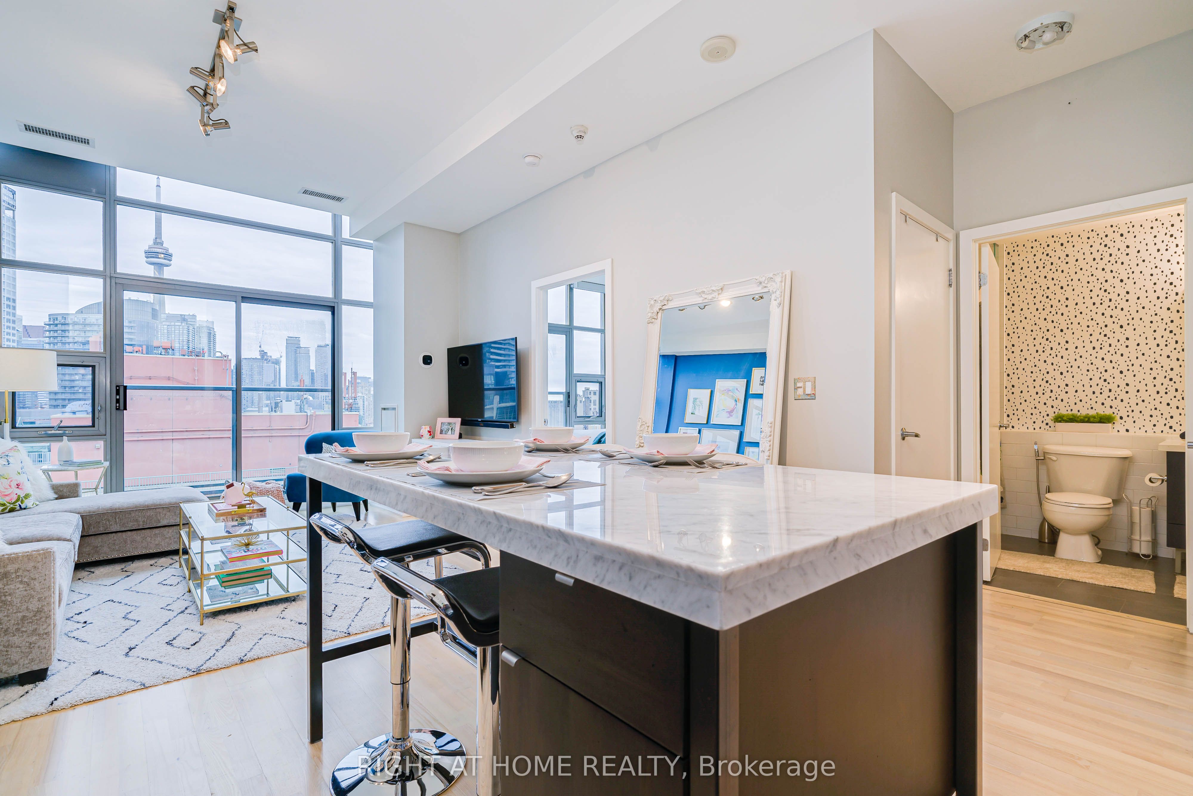 637 Lake Shore Boulevard W, #1020