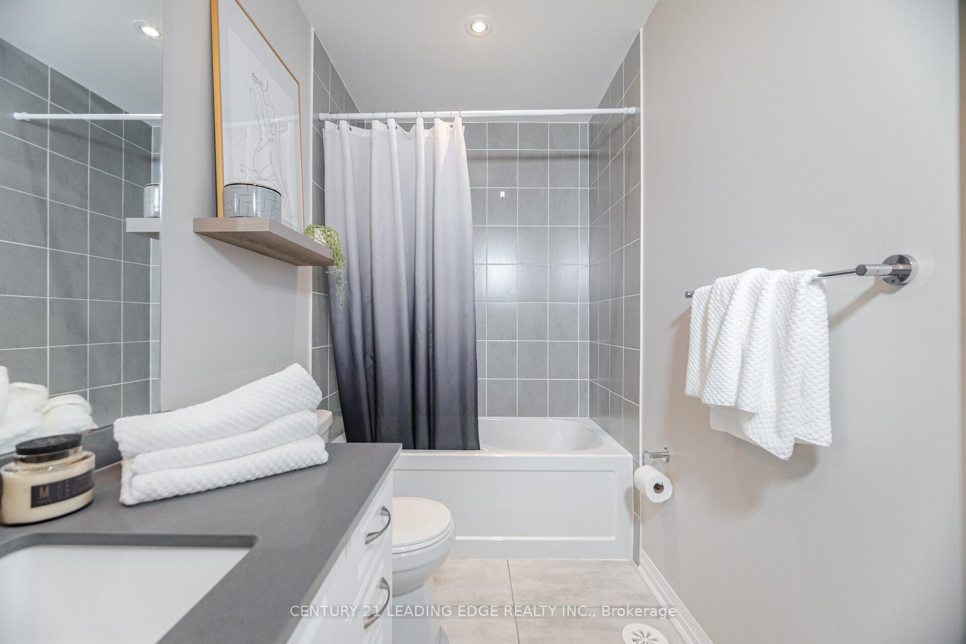 2 Bedrooms Condo at 650 Atwater, Mississauga For sale