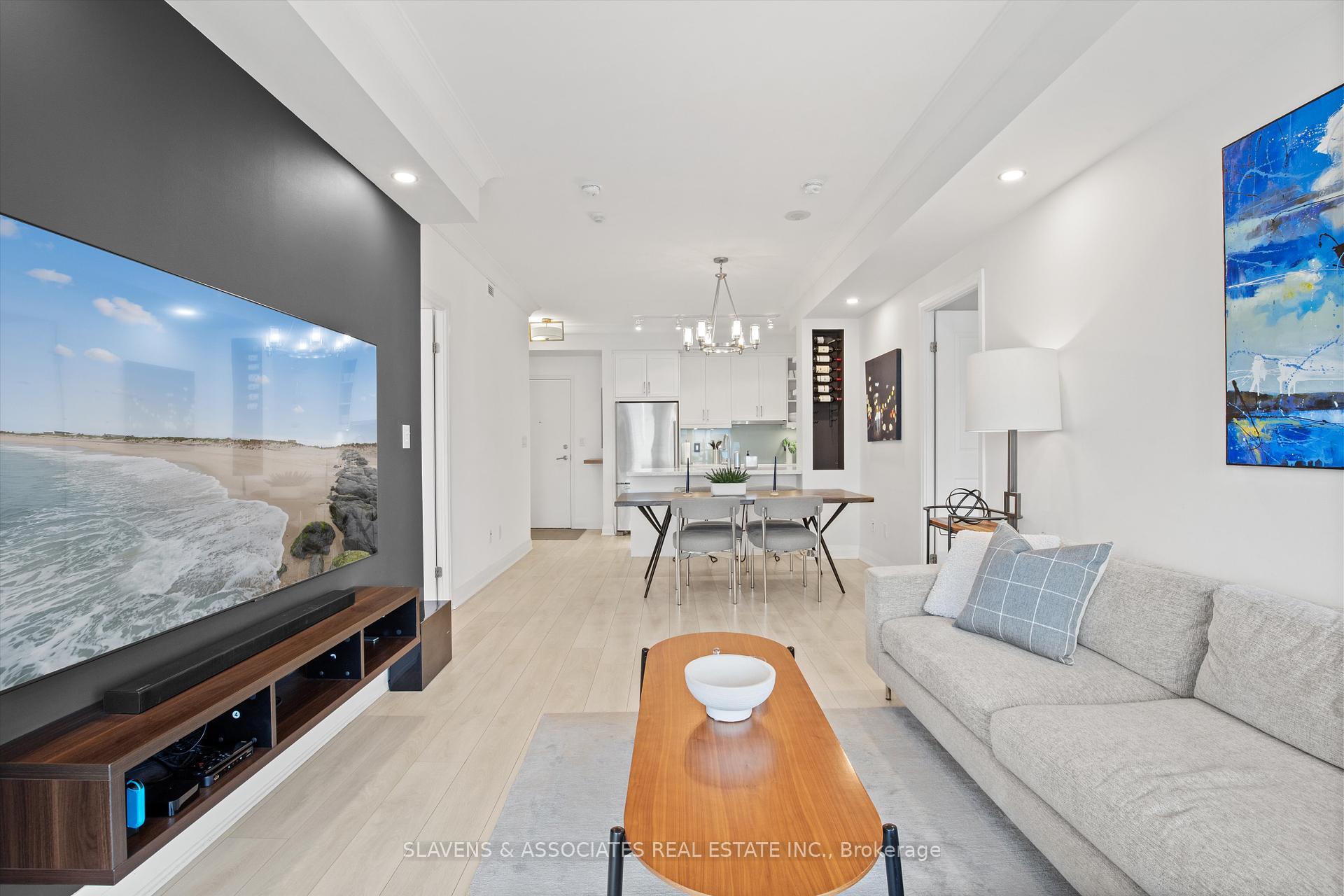 2 Bedrooms Condo at 400 Adelaide, Toronto For sale