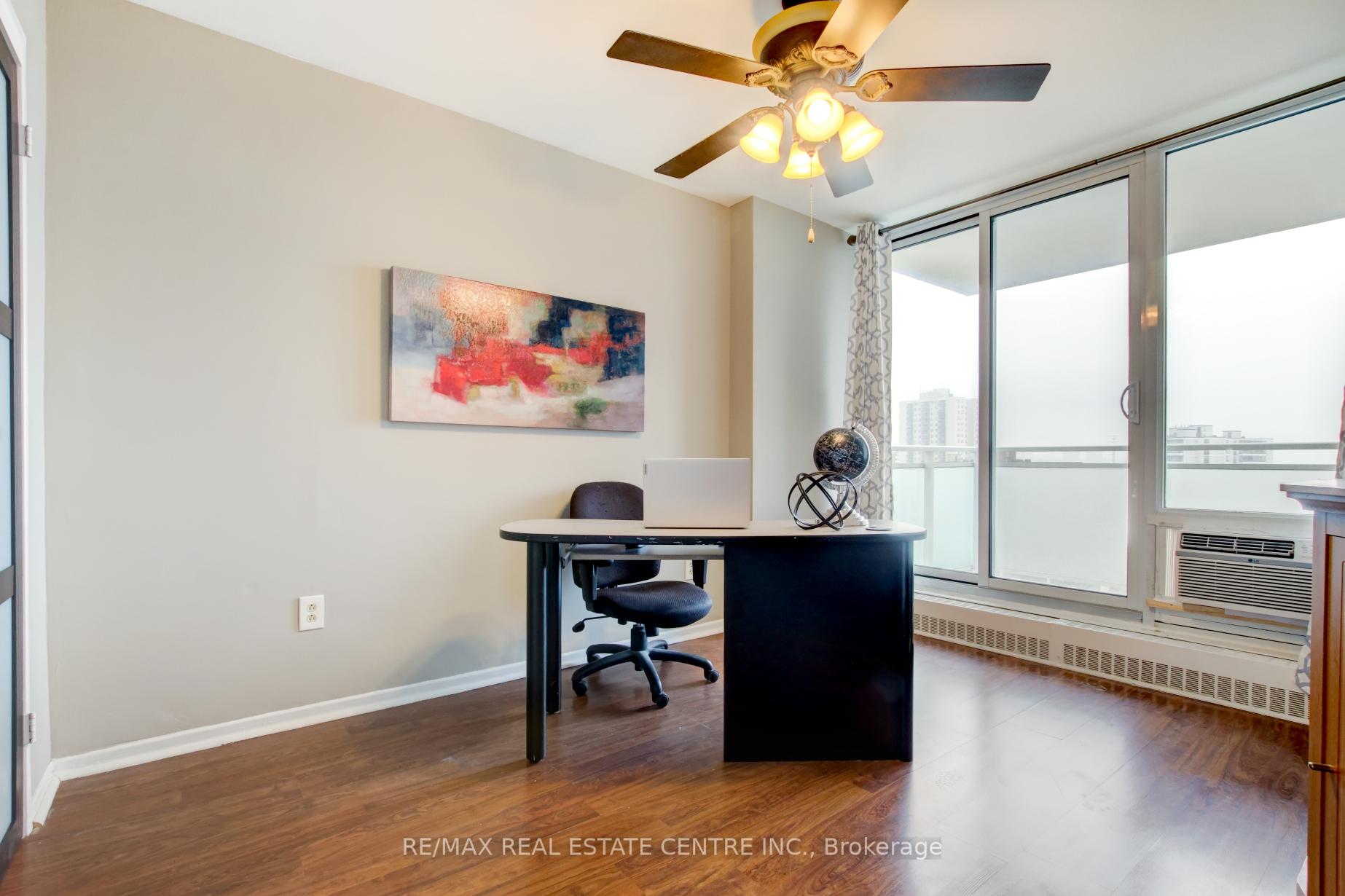 3 Bedrooms Condo at 2345 Confederation, Mississauga For sale