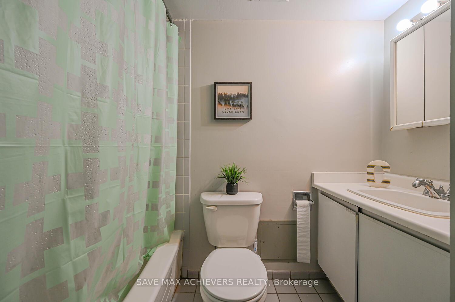 3 Bedrooms Condo at 21 Markbrook, Toronto For sale