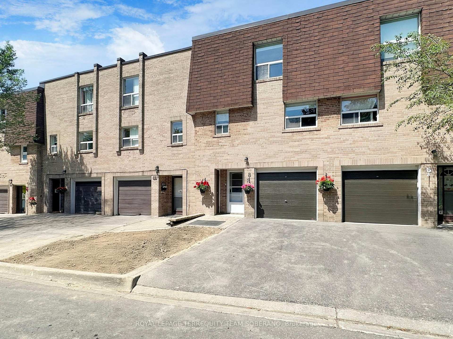 3 Bedrooms Condo at 8 Village Greenway, Toronto For sale