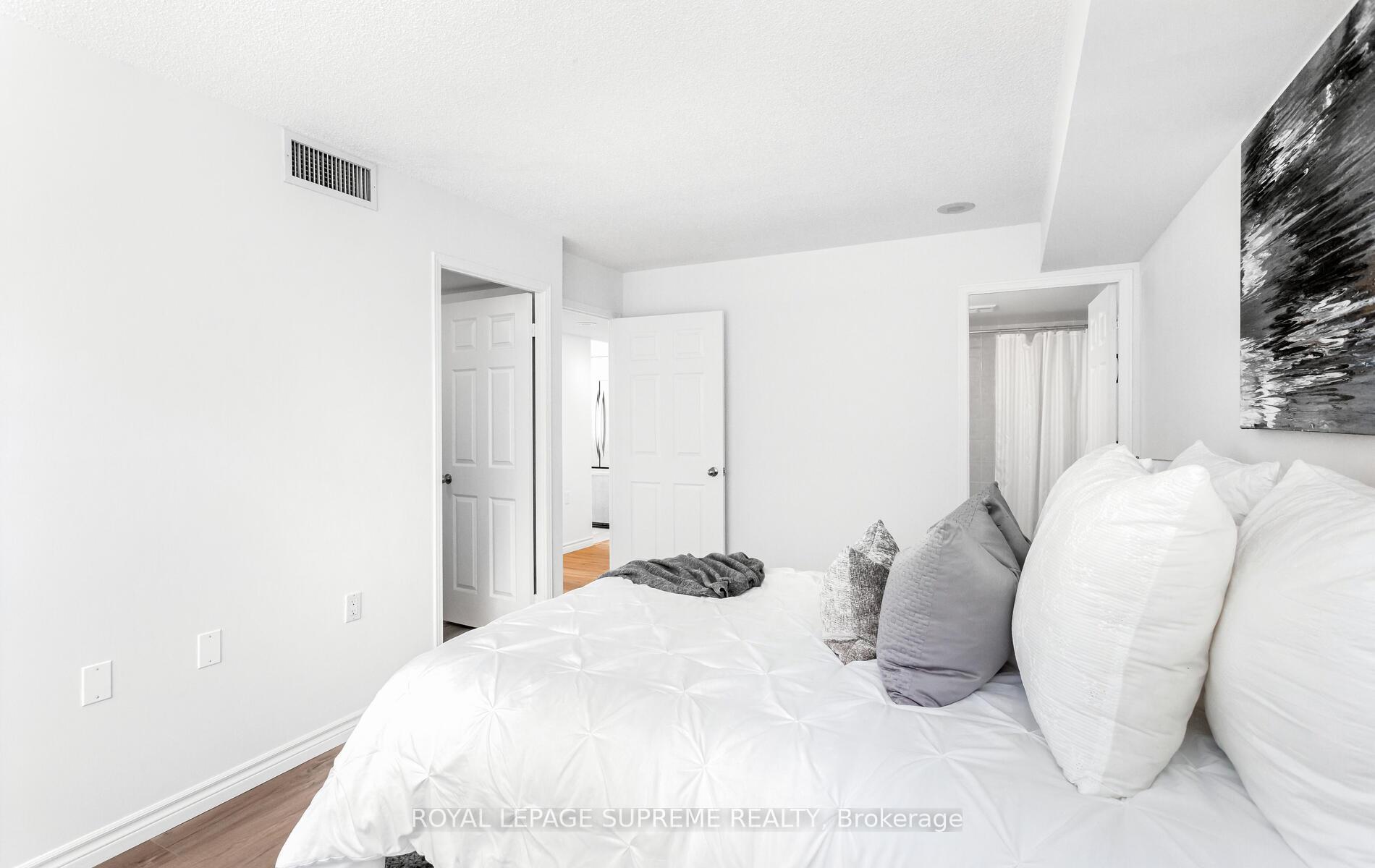 2 Bedrooms Condo at 35 Finch, Toronto For sale