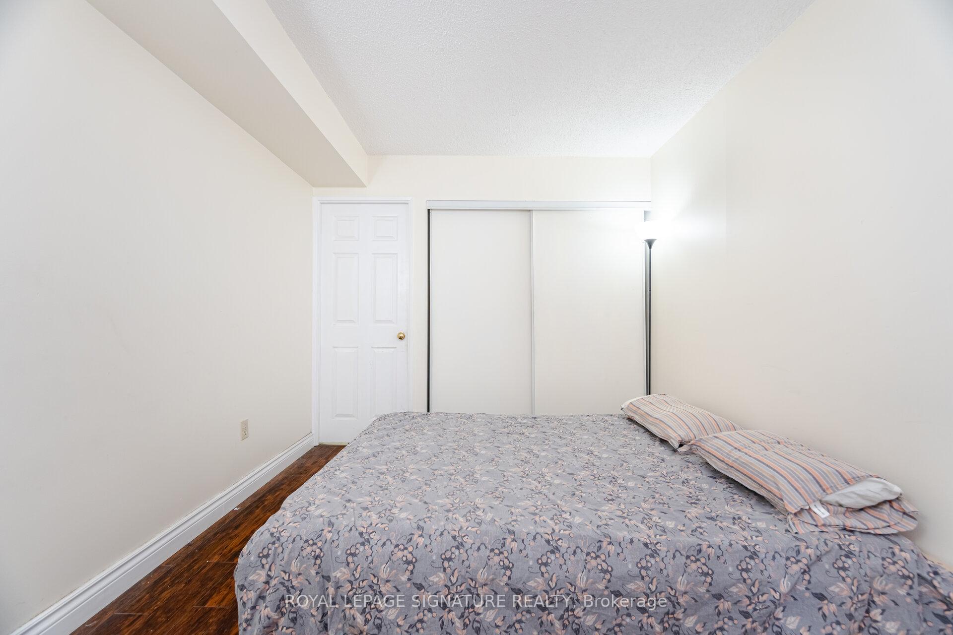 3 Bedrooms Condo at 250 Webb, Mississauga For sale