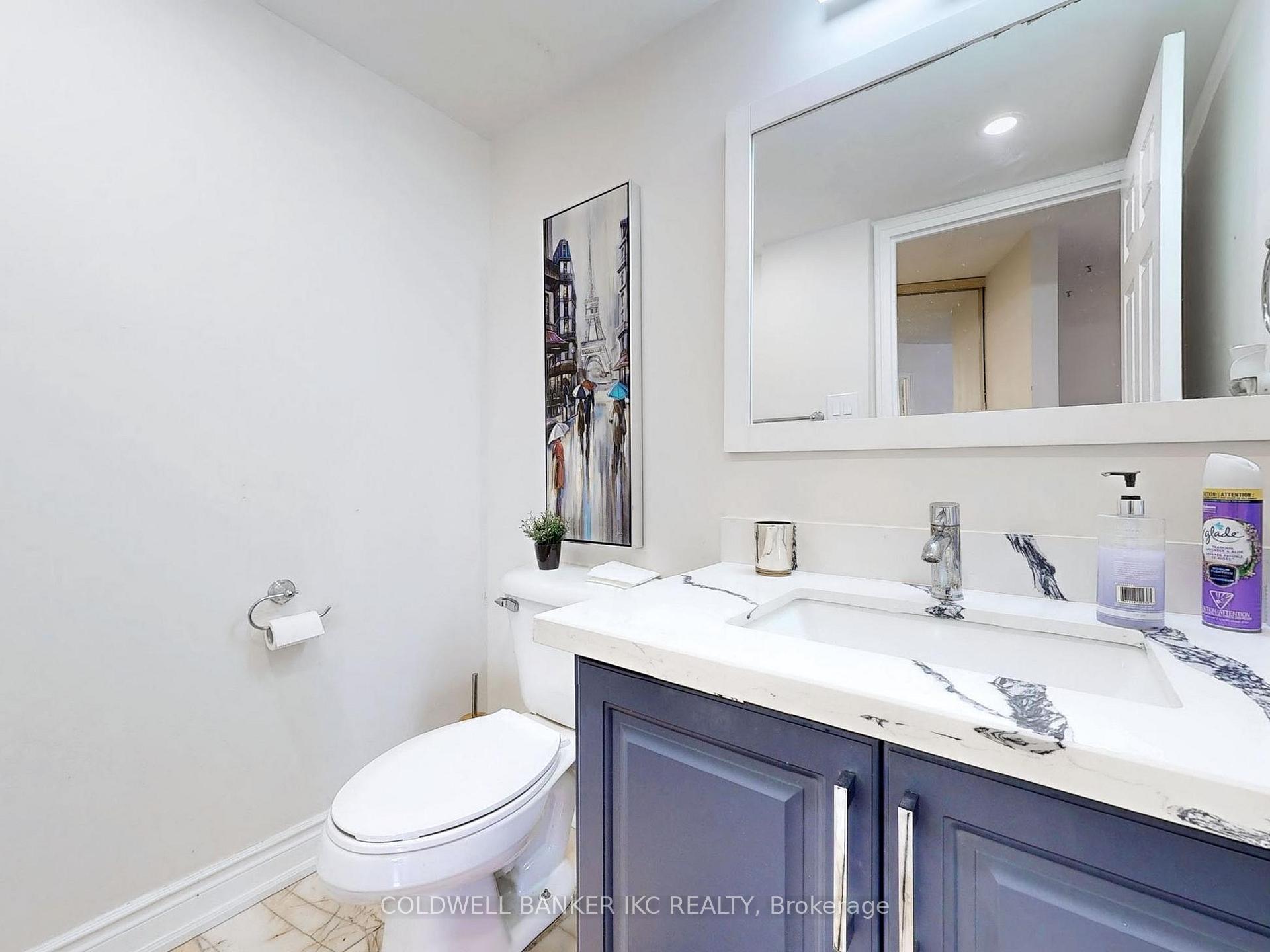 3 Bedrooms Condo at 4235 Sherwoodtowne, Mississauga For sale