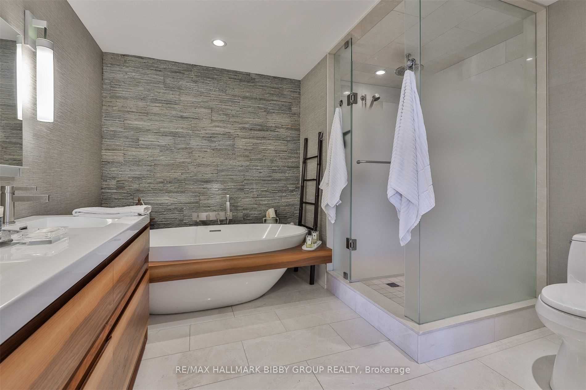 3 Bedrooms Condo at 181 Davenport,  Toronto For sale