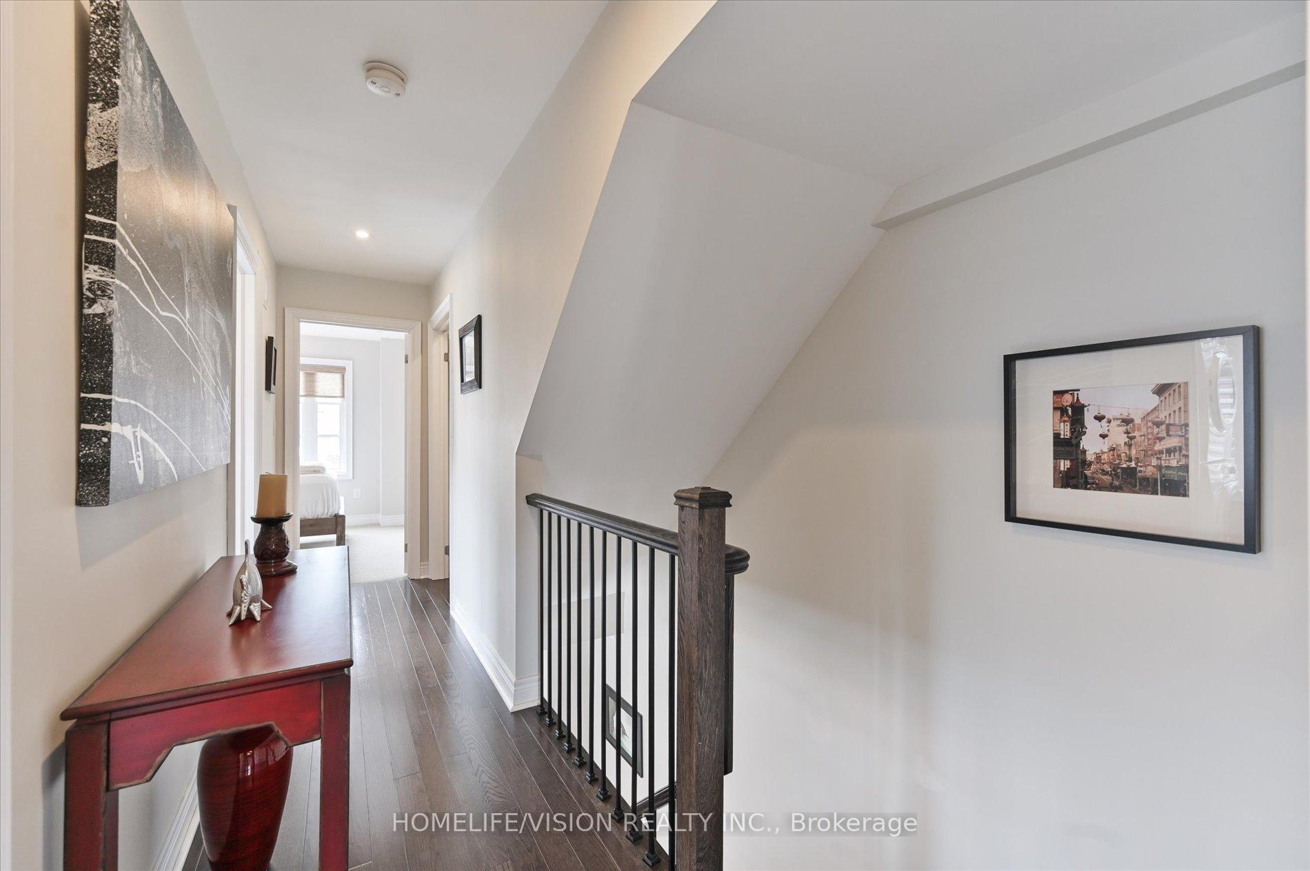 4 Bedrooms Condo at 2 Agar, Vaughan For sale