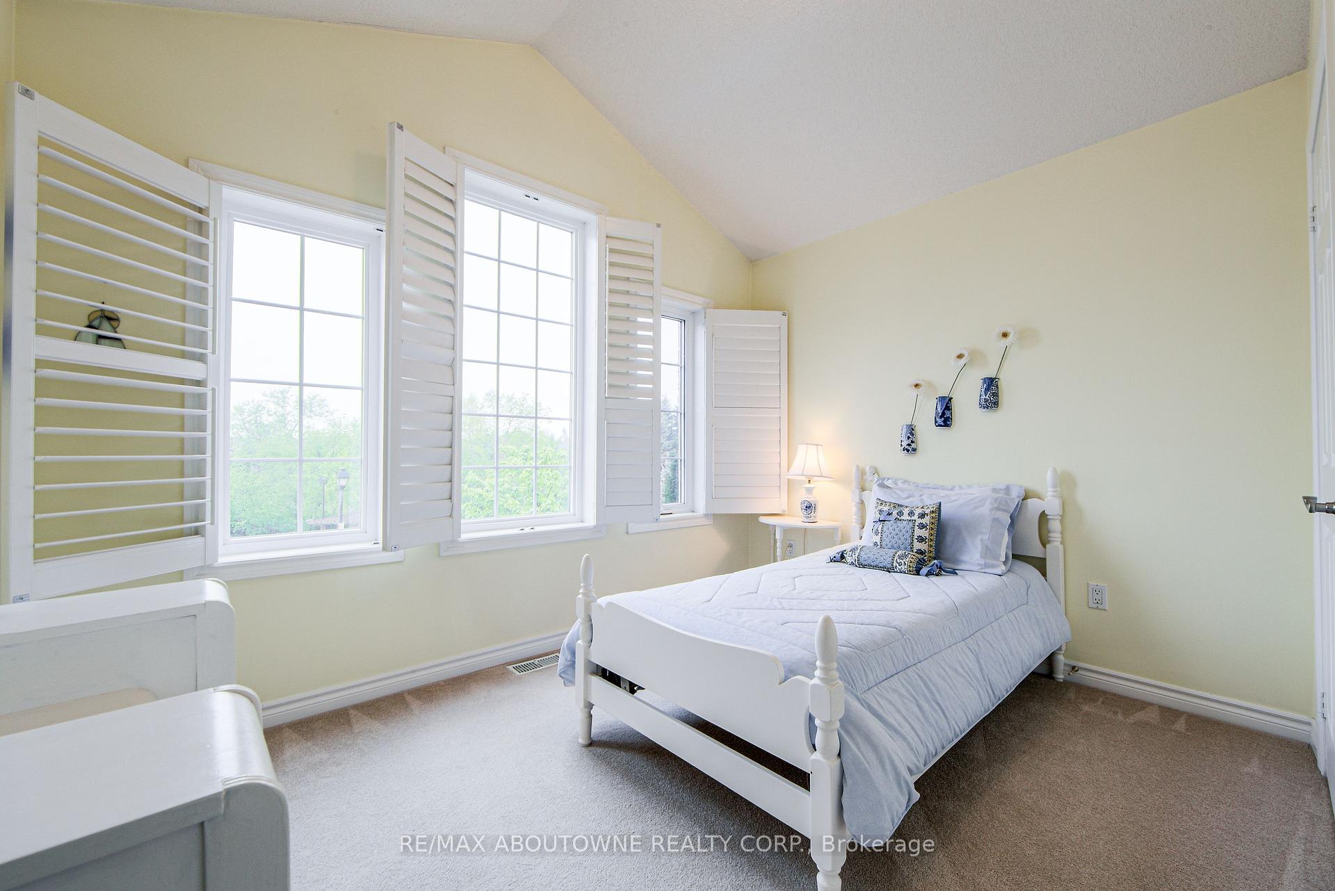 4 Bedrooms Condo at 300 Ravineview, Oakville For sale