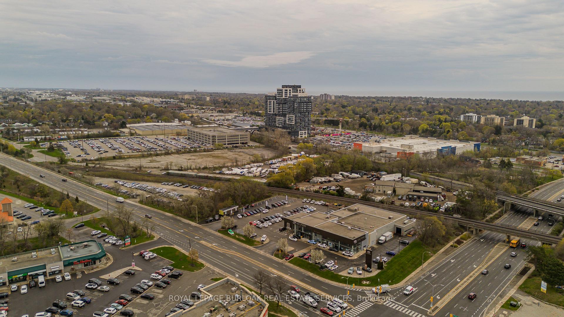 3 Bedrooms Condo at 1401 Plains, Burlington For sale