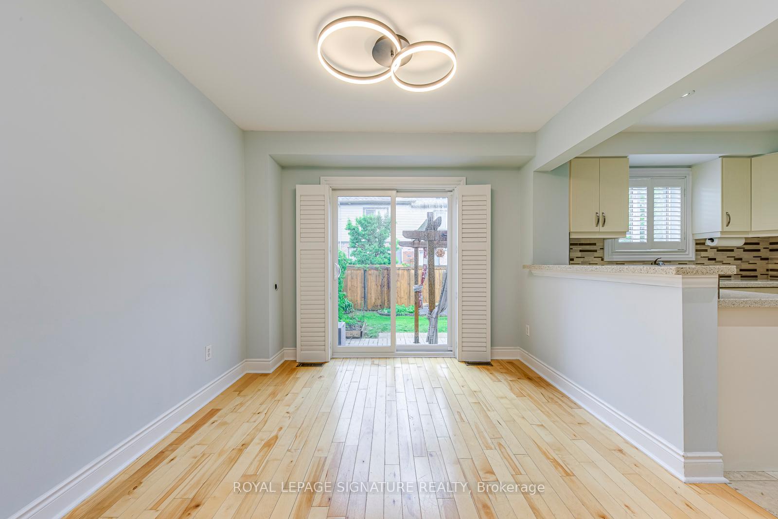 3 Bedrooms Condo at 5659 Glen Erin, Mississauga For sale