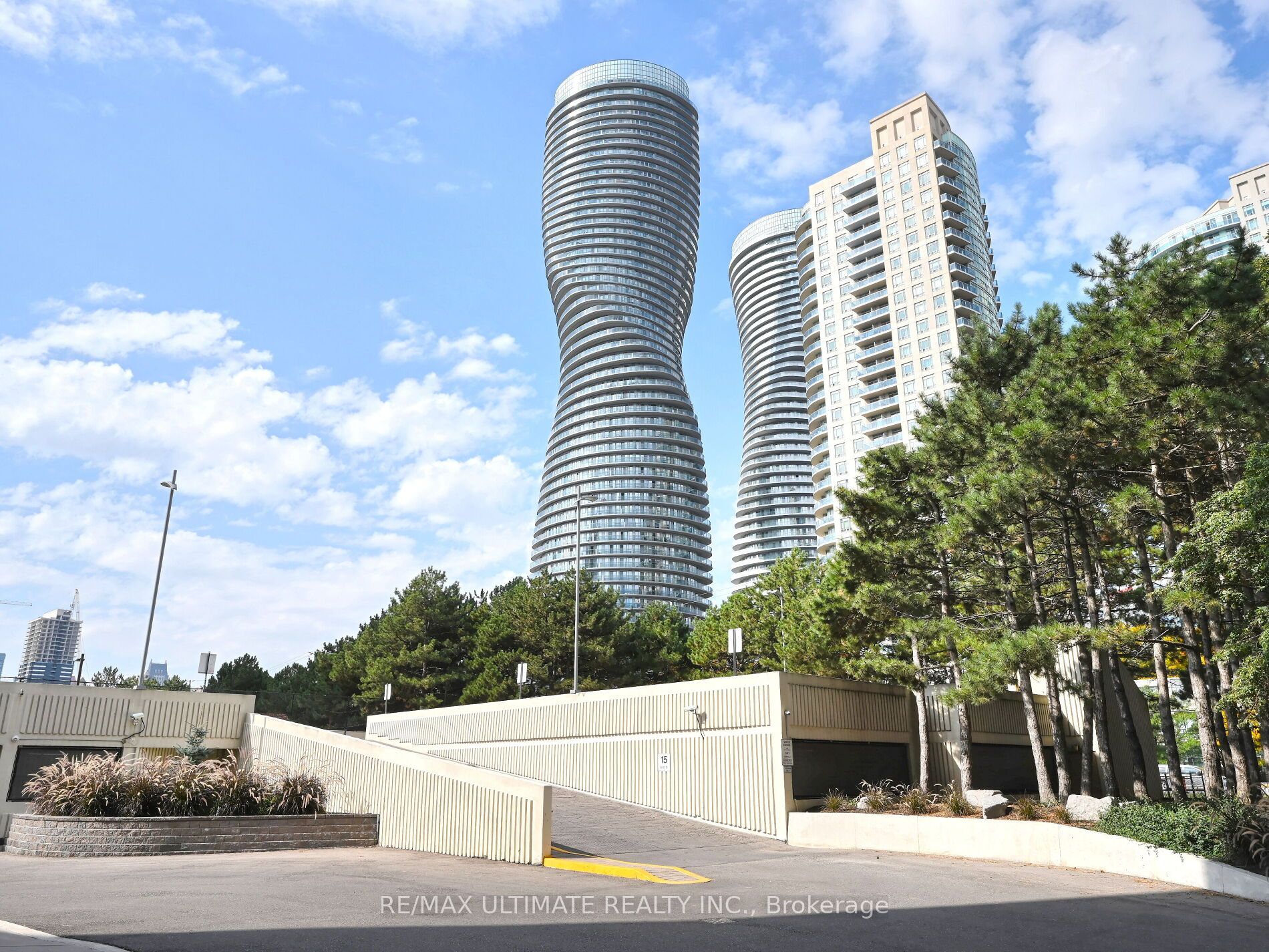 3700 Kaneff Crescent, #2101