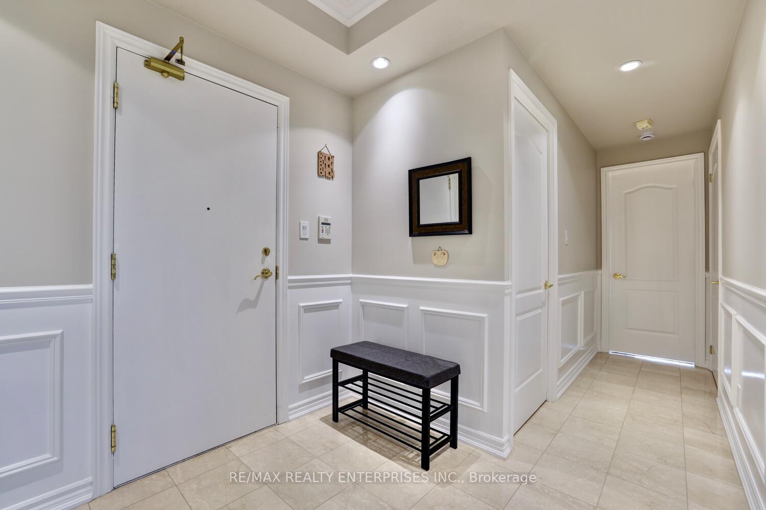 3 Bedrooms Condo at 1900 The Collegeway, Mississauga For sale