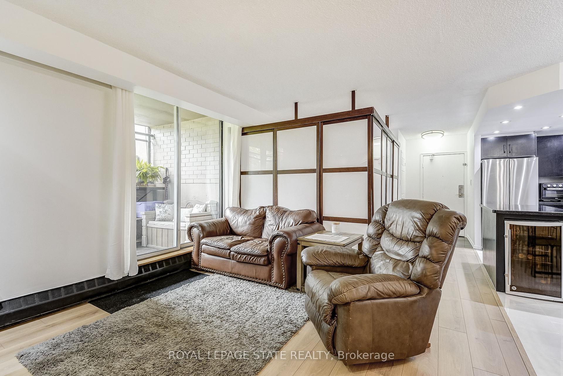 1 Bedroom Condo at 975 Warwick, Burlington For sale