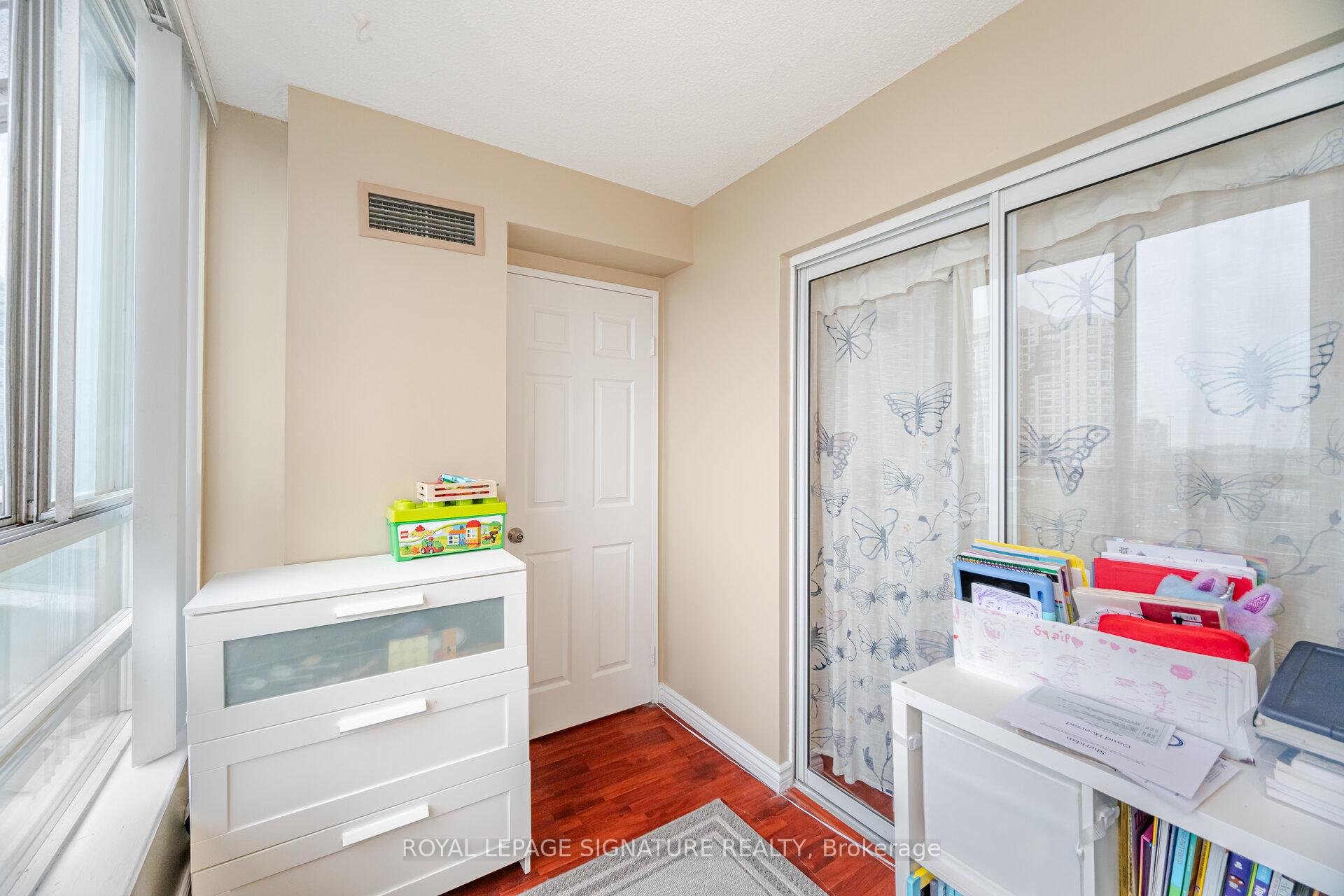 3 Bedrooms Condo at 50 Kingsbridge Garden, Mississauga For sale