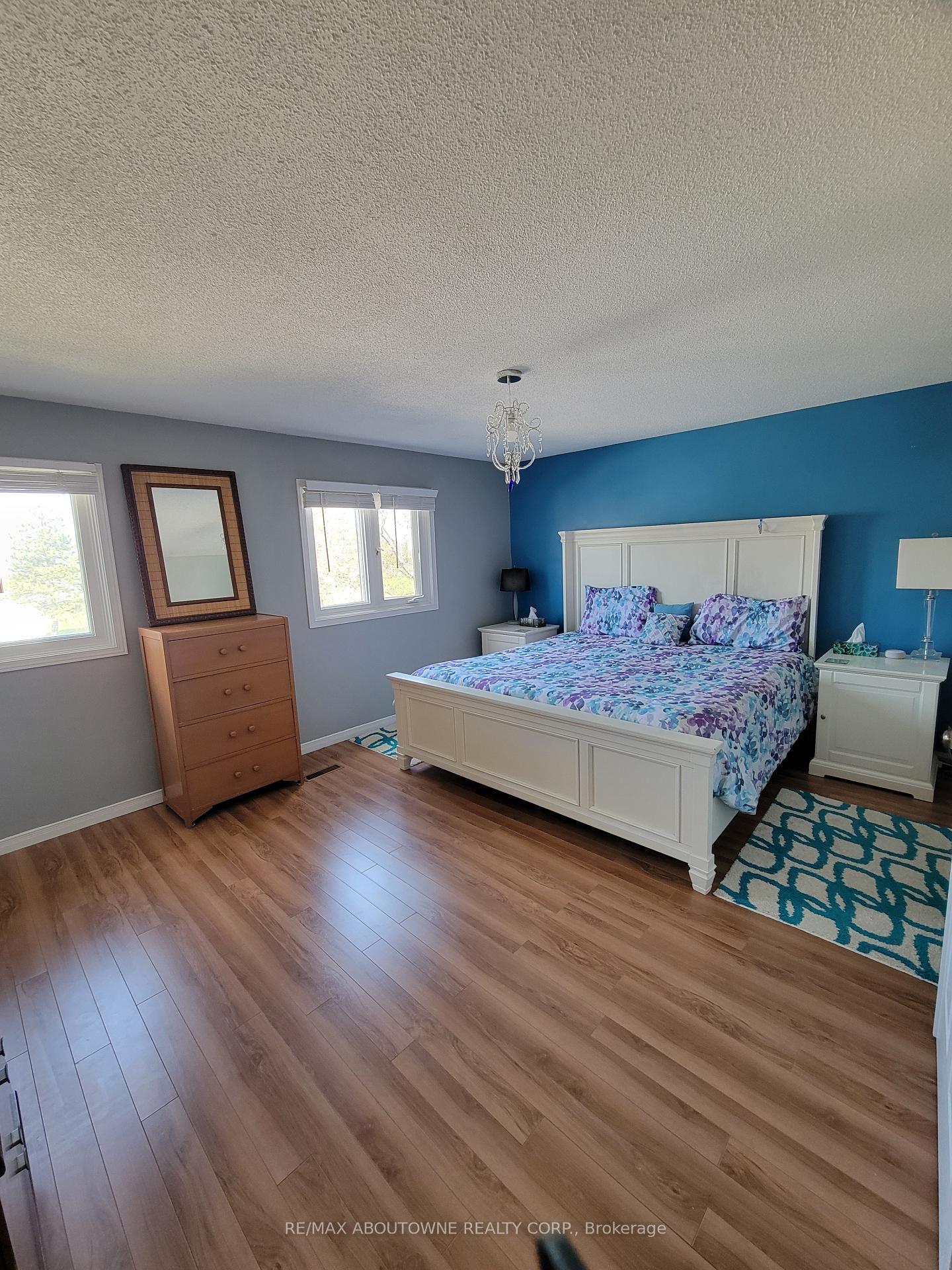 3 Bedrooms Condo at 1 Royalwood, Hamilton For sale