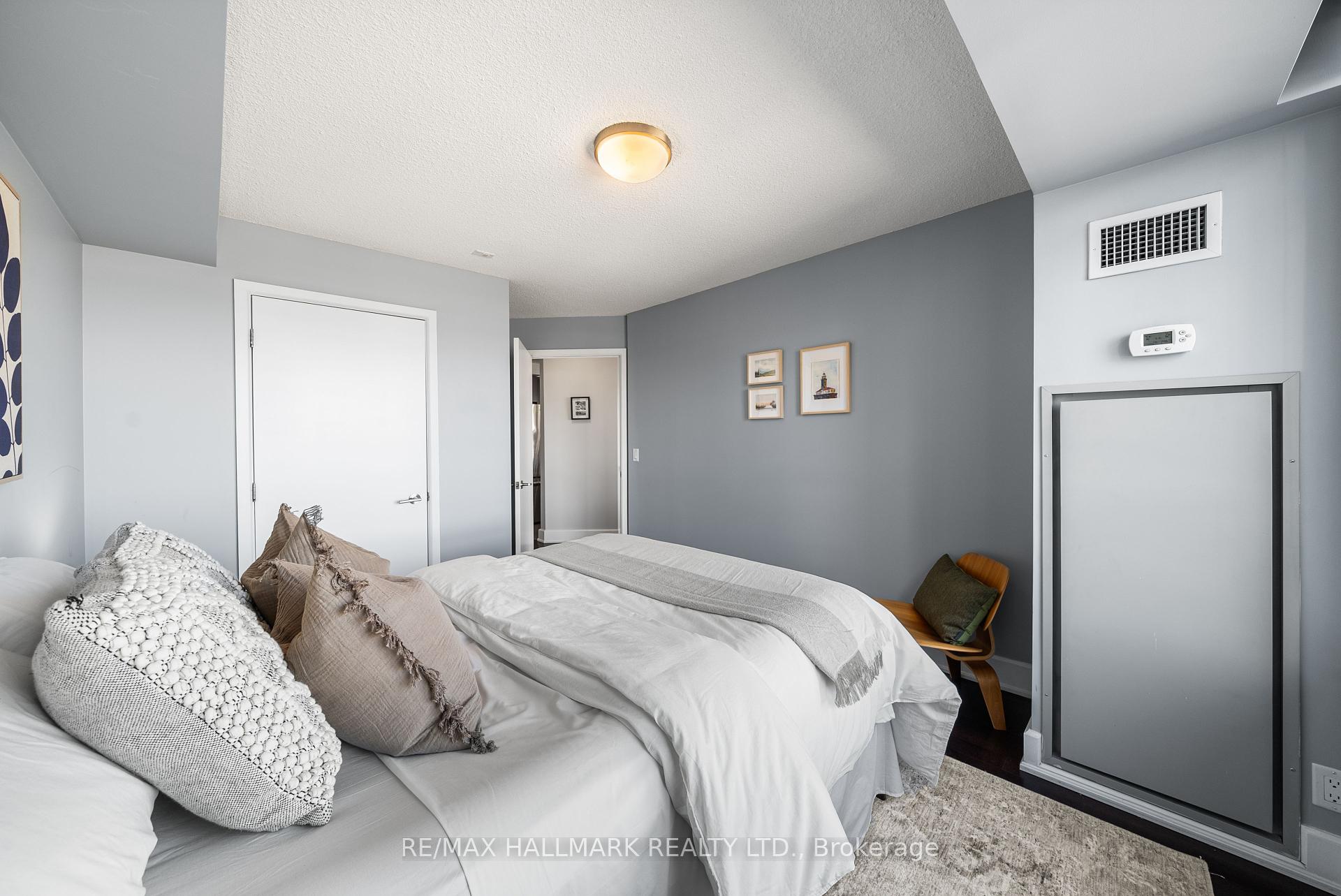 2 Bedrooms Condo at 676 Sheppard, Toronto For sale