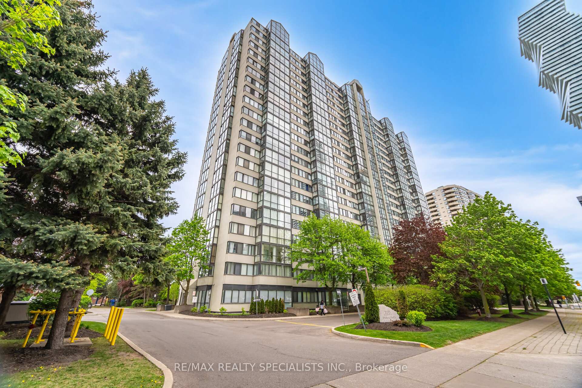 3 Bedrooms Co-op at 350 Webb, Mississauga For sale