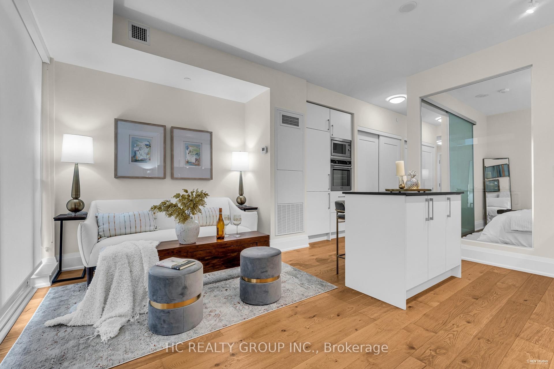 2 Bedrooms Condo at 88 Cumberland,  Toronto For sale