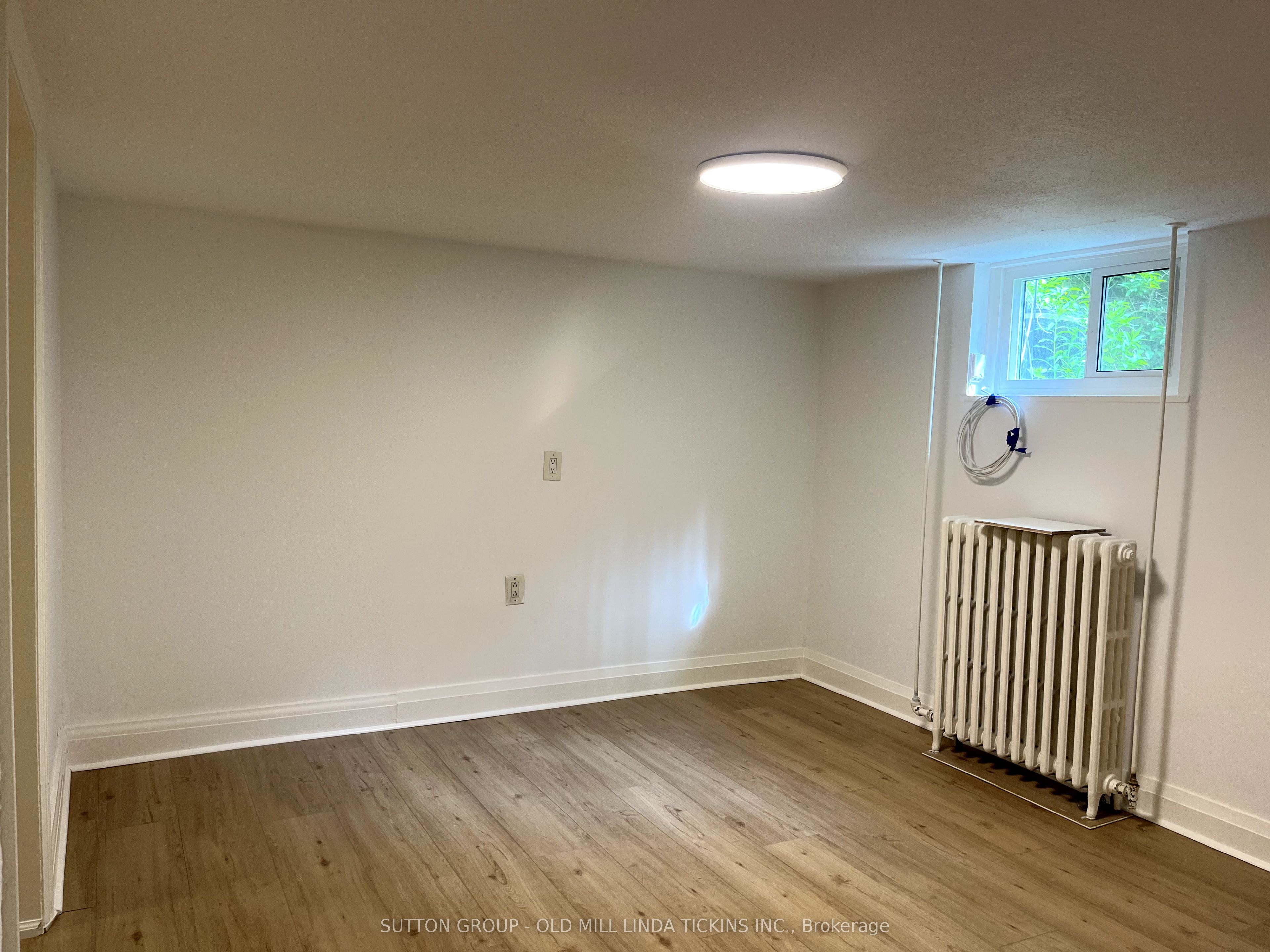 71 Royalavon Crescent, #Basement