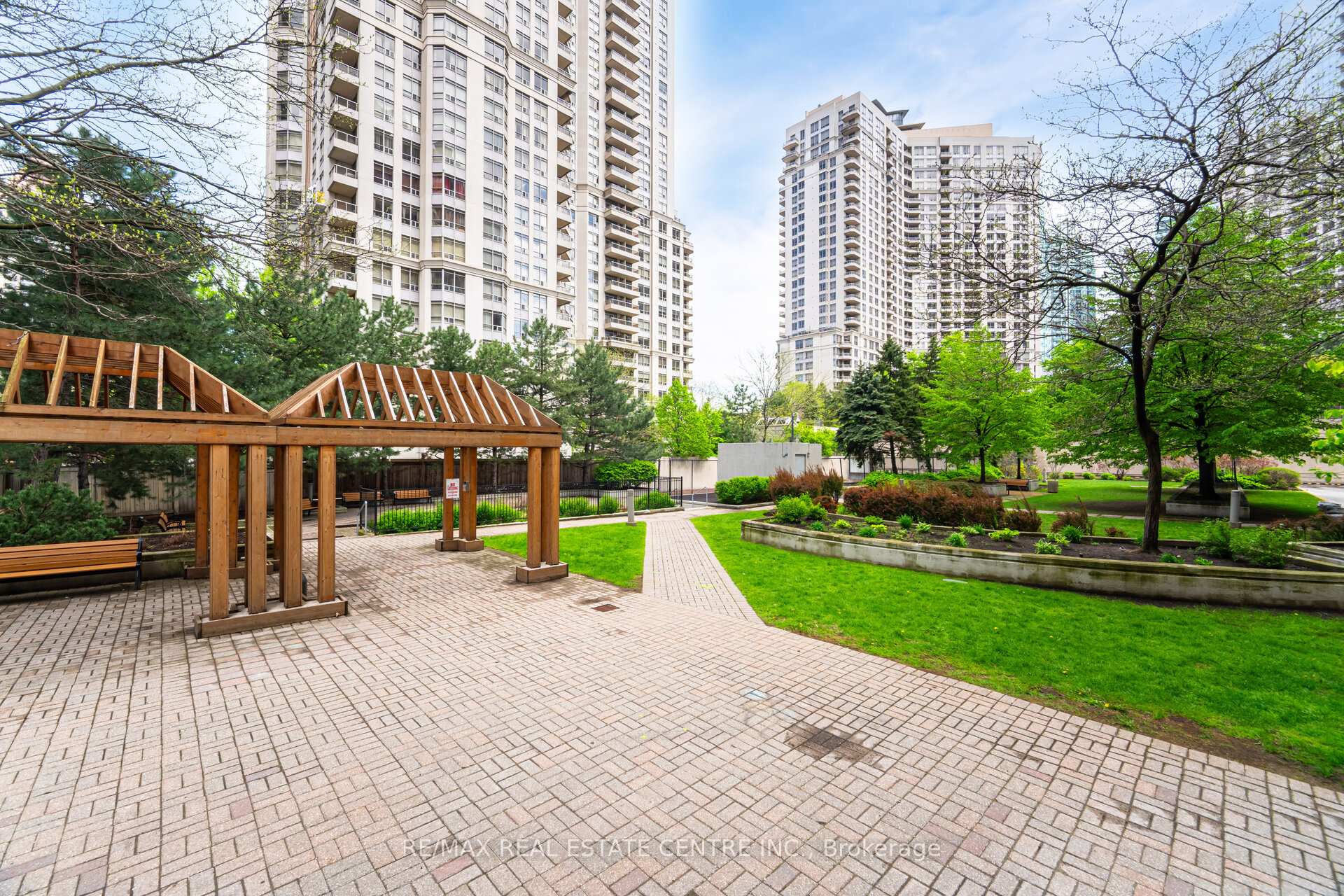 3 Bedrooms Condo at 335 Webb, Mississauga For sale