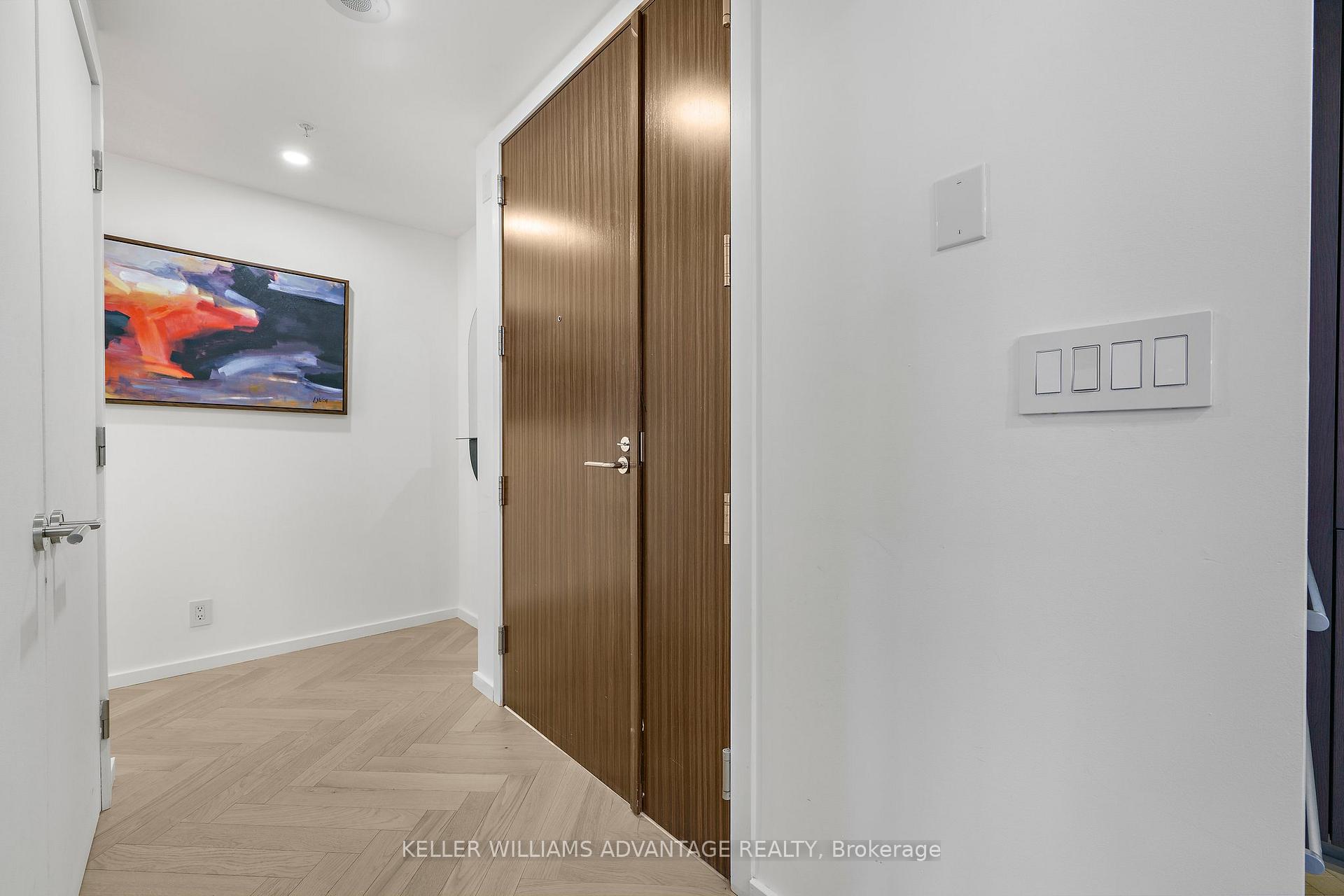 2 Bedrooms Condo at 180 University, Toronto For sale