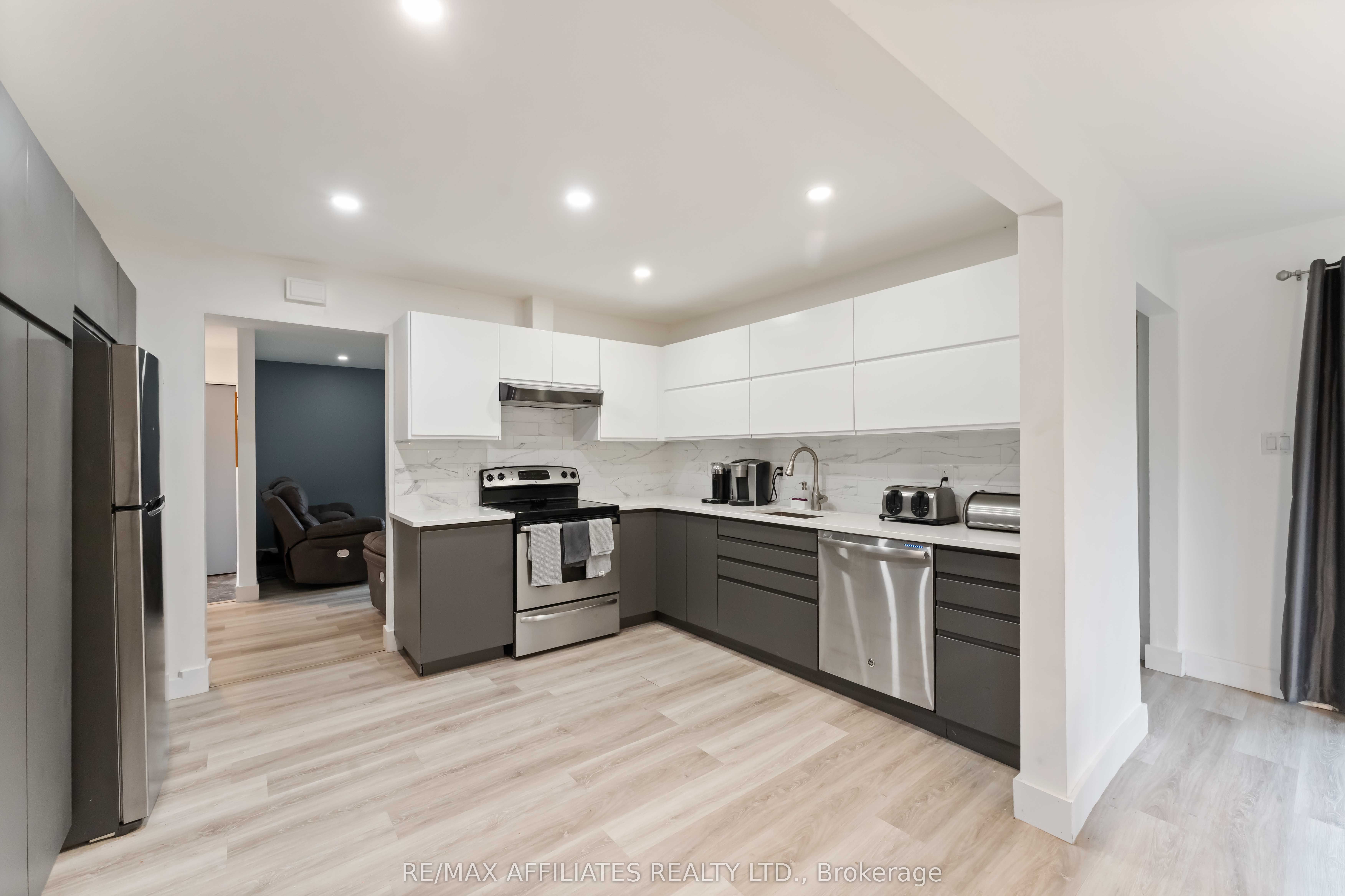 2 Teakwood Court