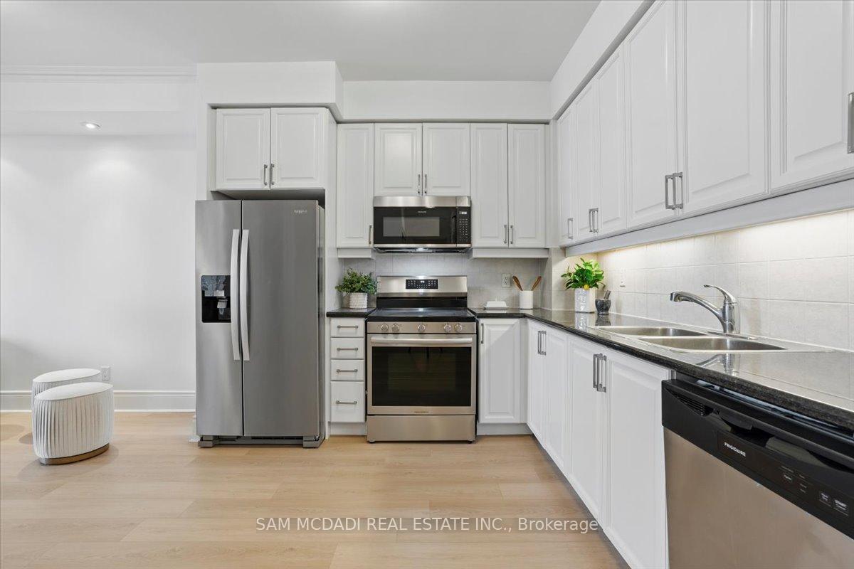3 Bedrooms Condo at 3888 Duke Of York, Mississauga For sale
