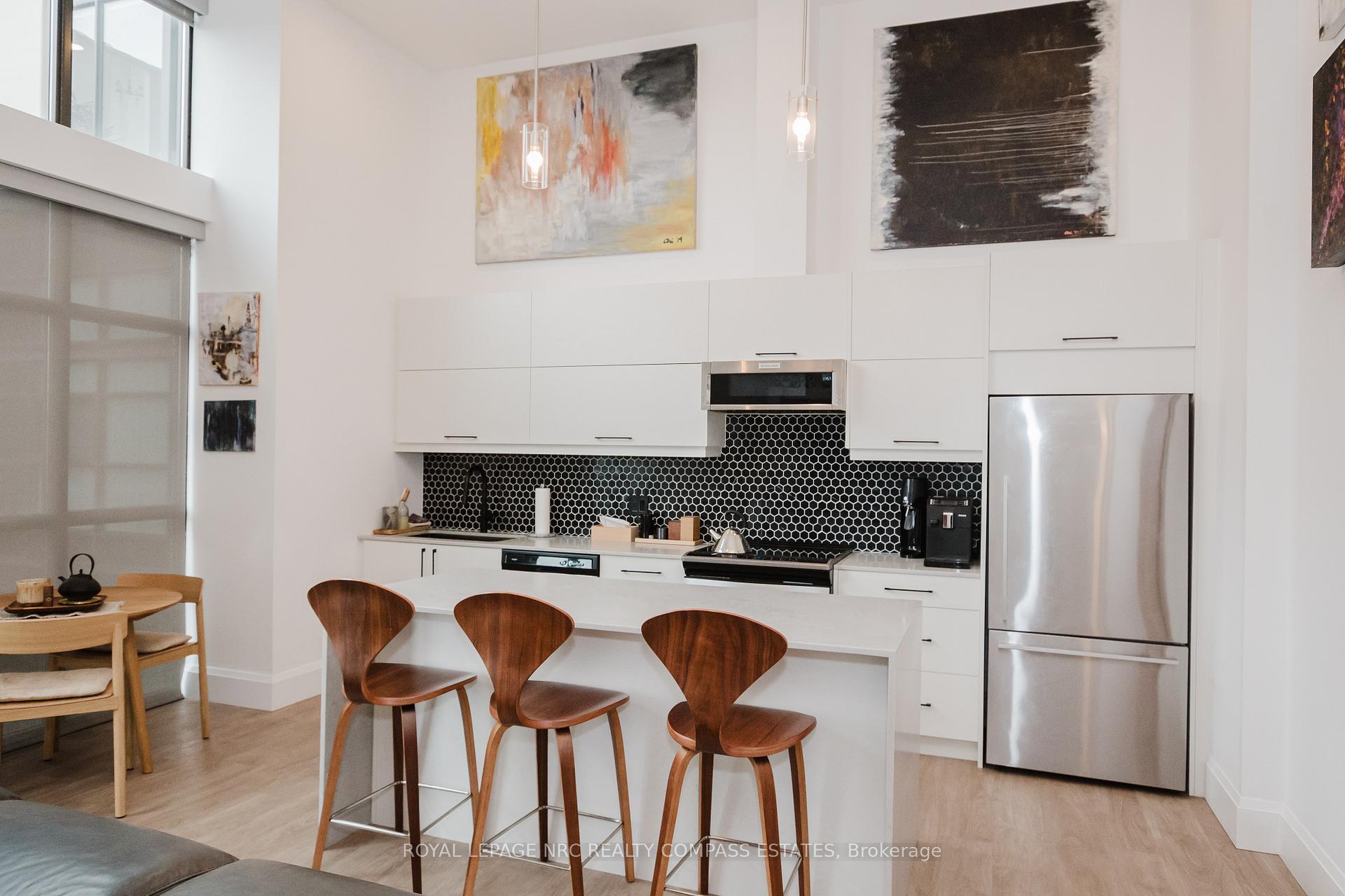 2 Bedrooms Condo at 118 King,  Hamilton For sale