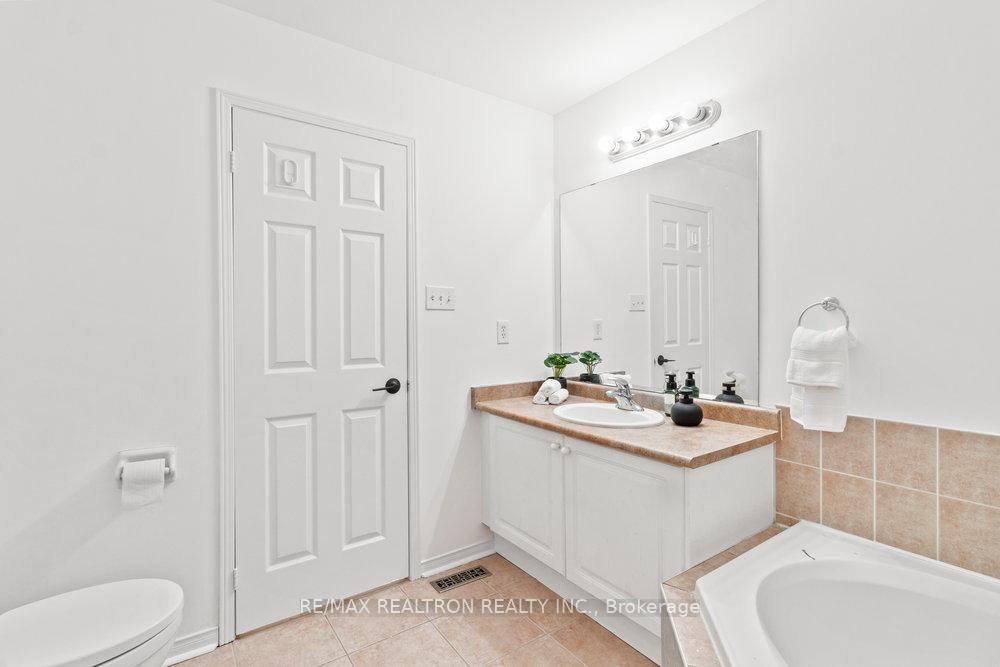 4 Bedrooms Condo at 31 Treeland, Toronto For sale