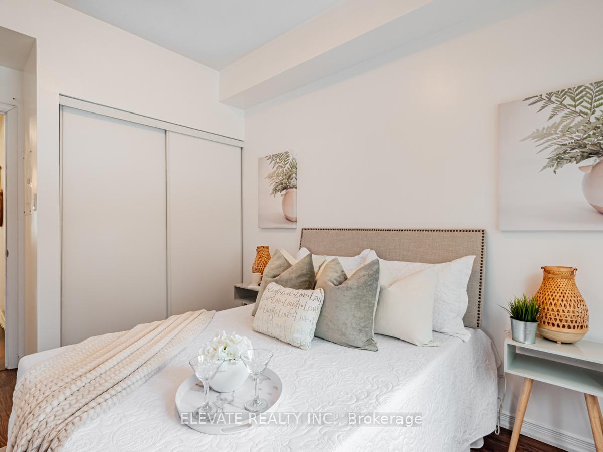 2 Bedrooms Condo at 15 Coneflower, Toronto For sale
