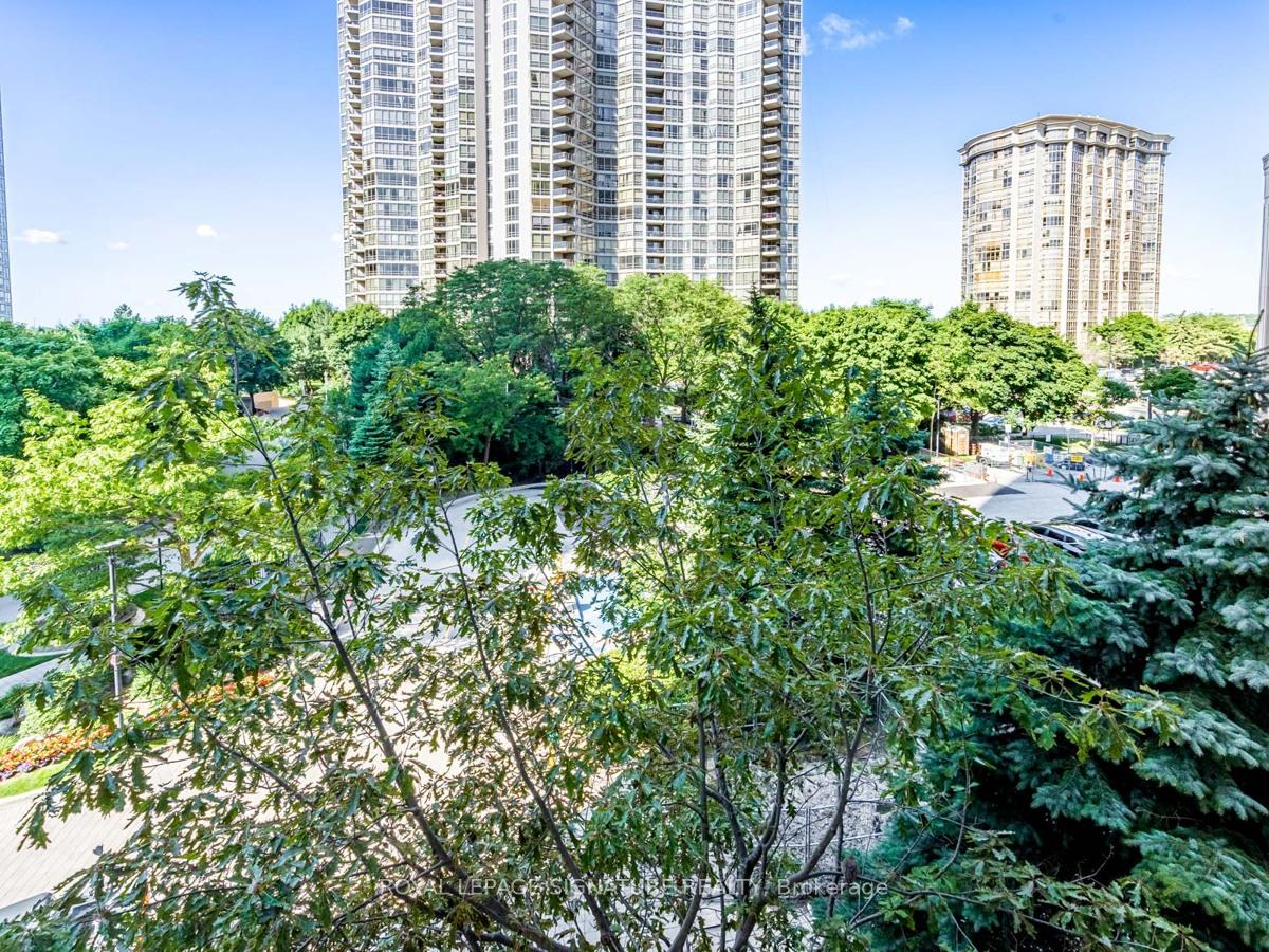2 Bedrooms Condo at 35 Kingsbridge Garden, Mississauga For sale