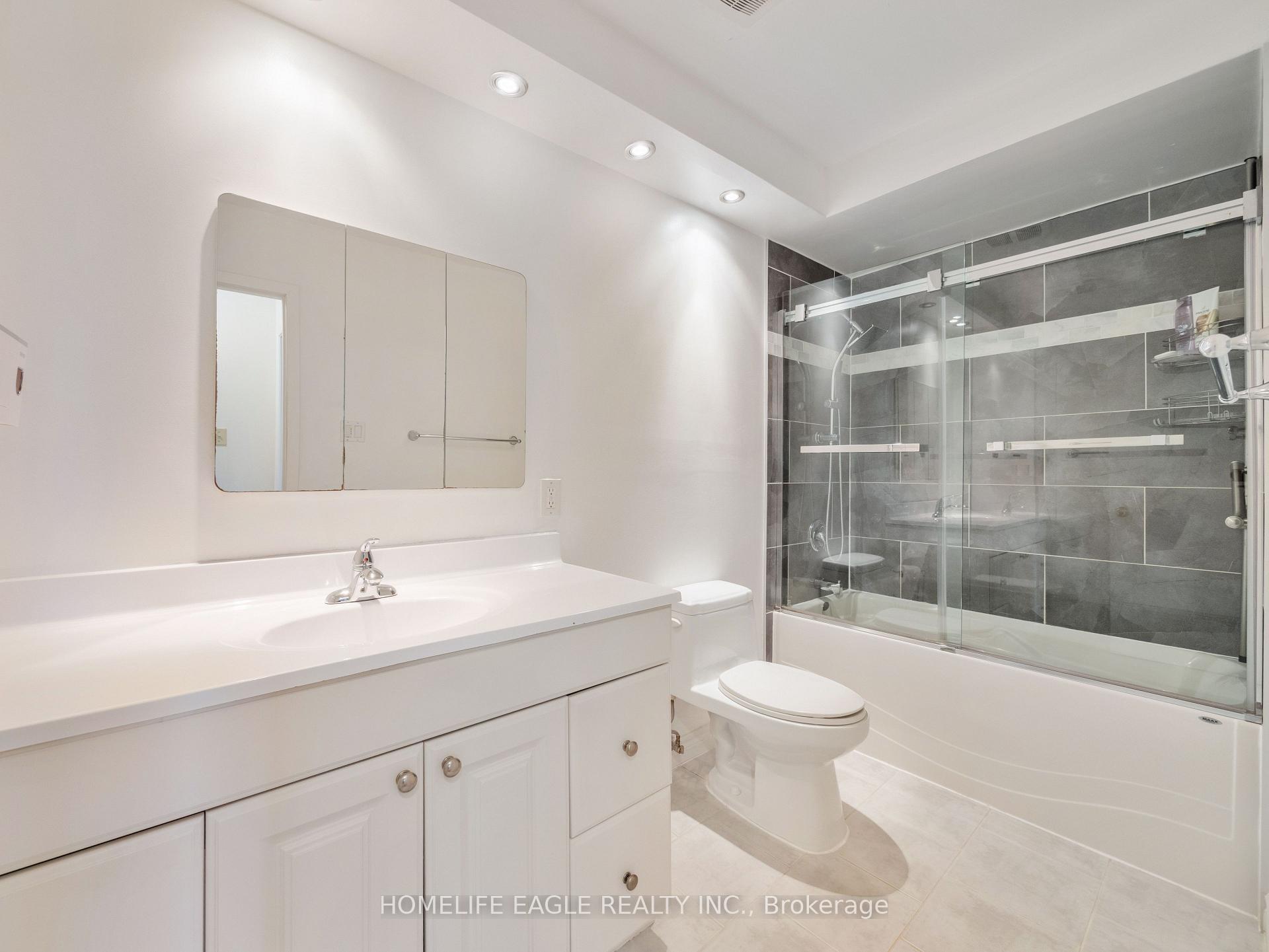 3 Bedrooms Condo at 7255 Dooley, Mississauga For sale