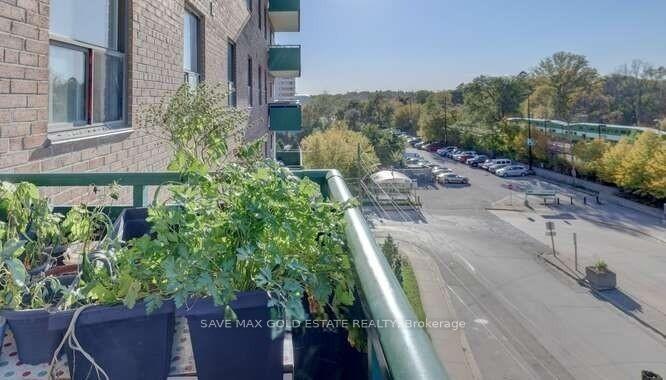 3 Bedrooms Condo at 49 Queen, Mississauga For sale