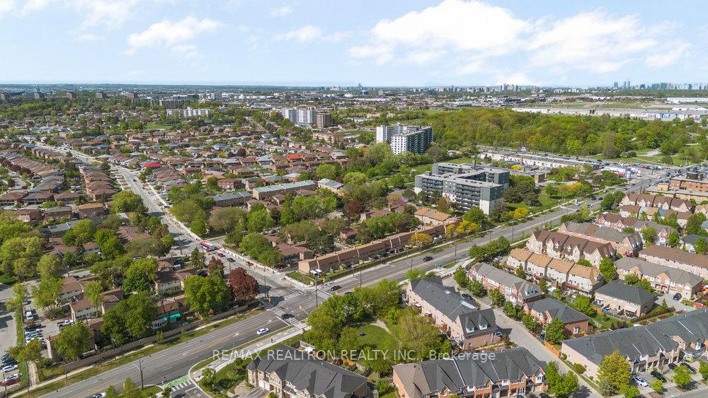4 Bedrooms Condo at 31 Treeland, Toronto For sale
