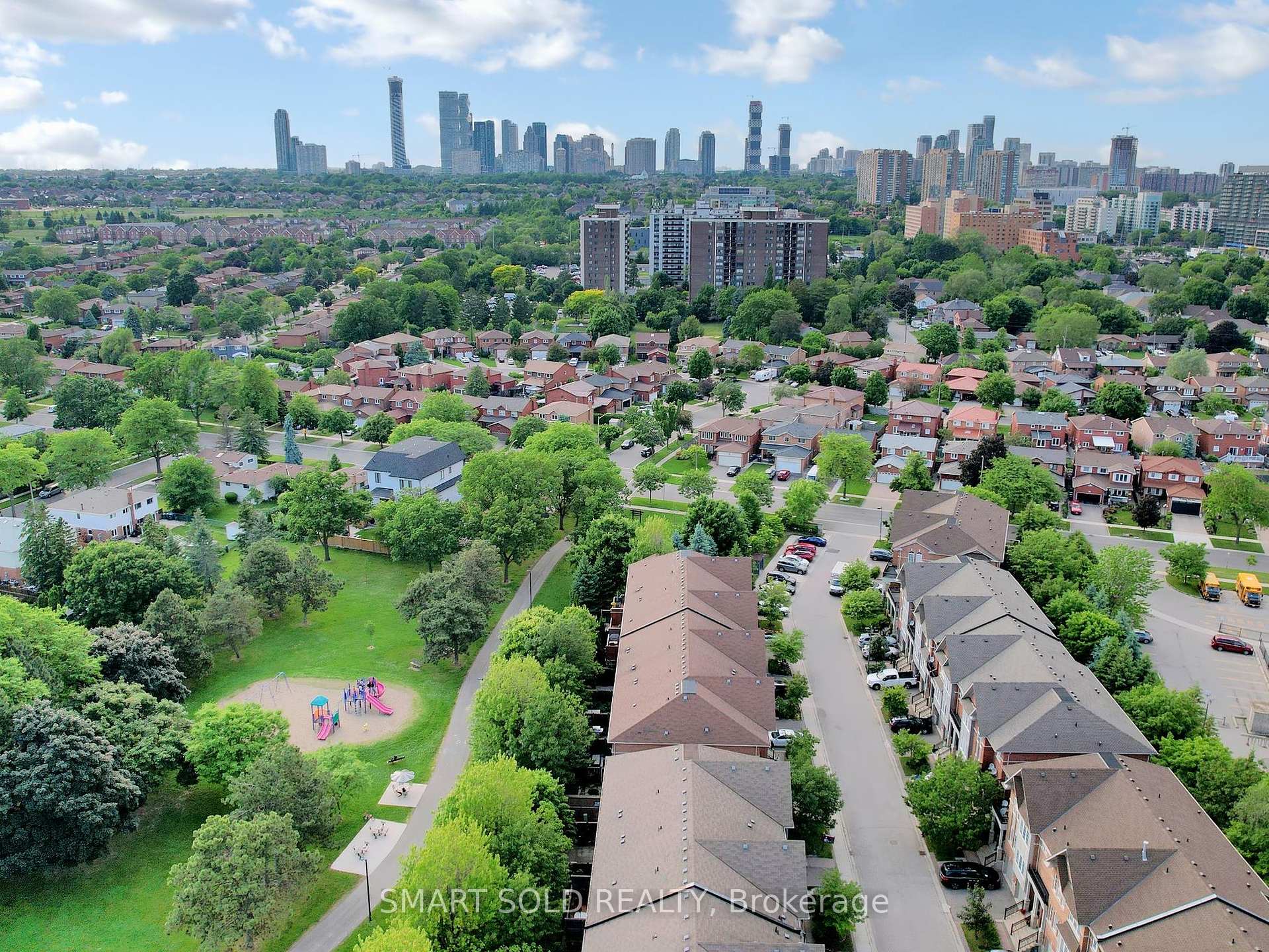 4 Bedrooms Condo at 230 Paisley, Mississauga For sale