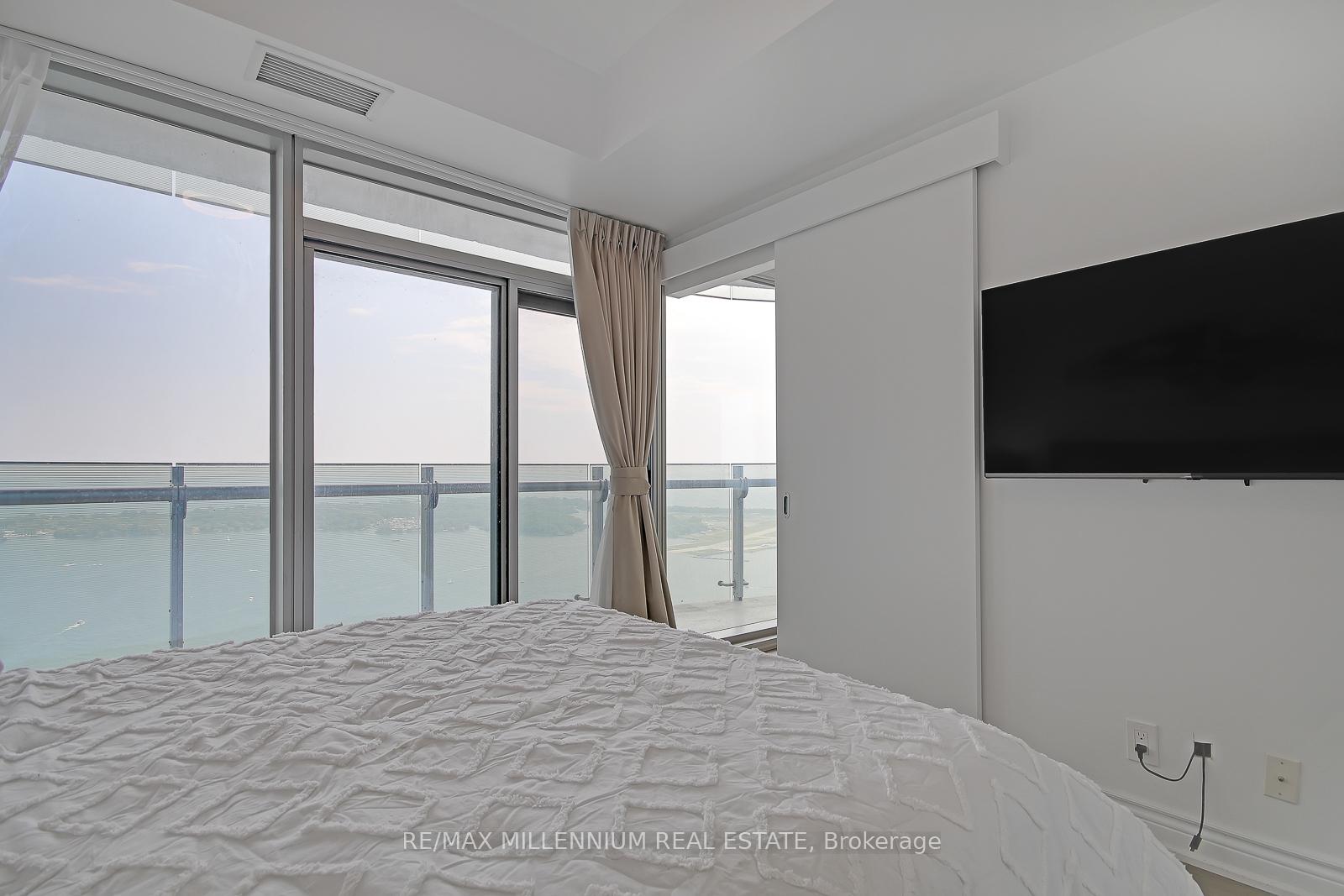 3 Bedrooms Condo at 12 York,  Toronto For sale