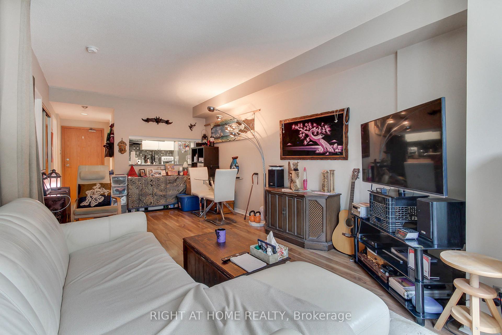 1 Bedroom Condo at 77 Harbour, Toronto For sale