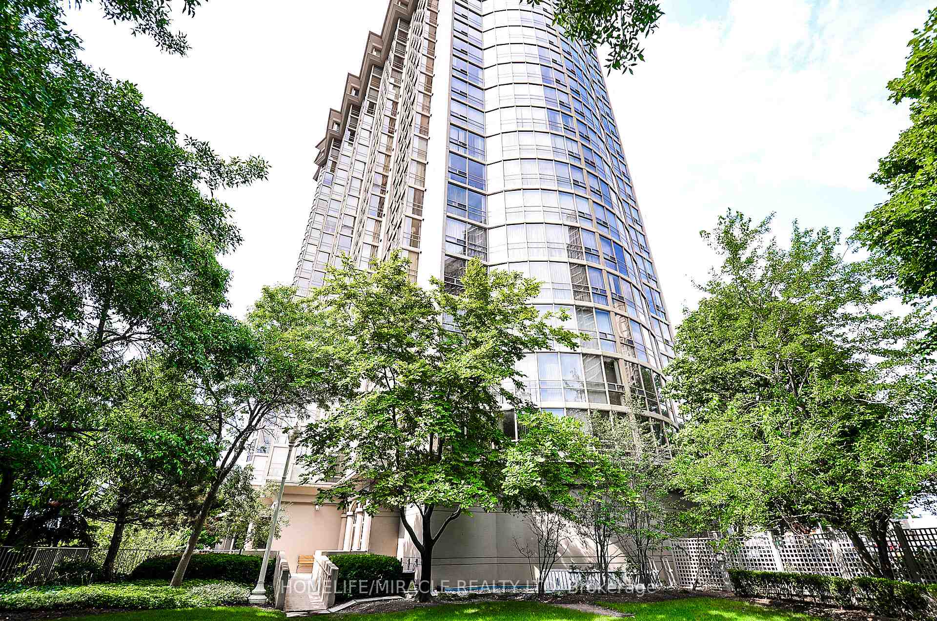 2 Bedrooms Condo at 50 Eglinton, Mississauga For sale