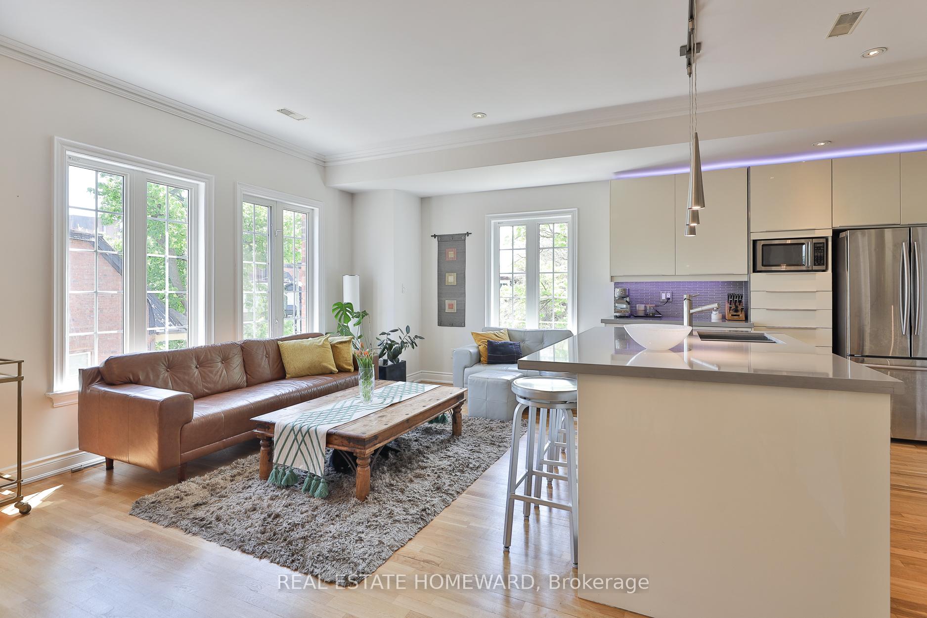 3 Bedrooms Condo at 36 Rusholme Park, Toronto For sale